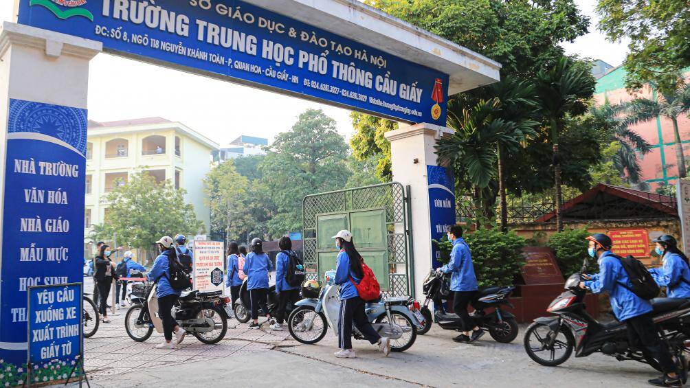 S&aacute;ng nay (6/12), học sinh lớp 12 tr&ecirc;n địa b&agrave;n th&agrave;nh phố H&agrave; Nội bắt đi học tại trường trở lại, sau 7 th&aacute;ng học trực tuyến v&igrave; ảnh hưởng bởi dịch Covid-19.