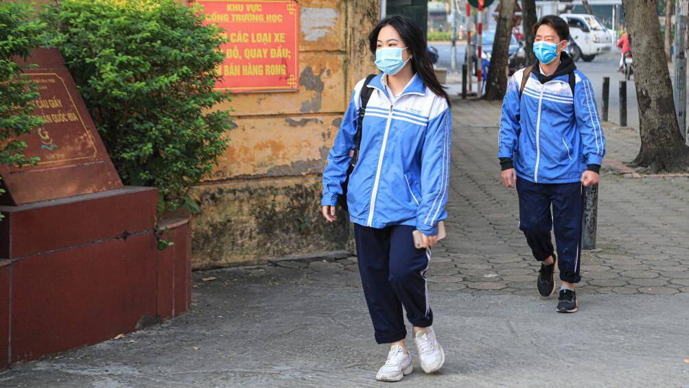 Theo đ&oacute;, khi ph&aacute;t hiện F0, trường học sẽ k&iacute;ch hoạt c&aacute;c phương &aacute;n ph&ograve;ng, chống dịch của nh&agrave; trường v&agrave; b&aacute;o c&aacute;o ngay cho Ban chỉ đạo ph&ograve;ng, chống dịch Covid-19 của địa phương.