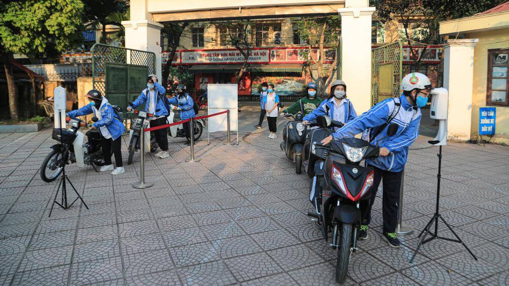 C&aacute;c em được y&ecirc;u cầu xếp h&agrave;ng giữ khoảng c&aacute;ch để đảm bảo c&ocirc;ng t&aacute;c ph&ograve;ng chống dịch Covid-19 khi v&agrave;o trường.