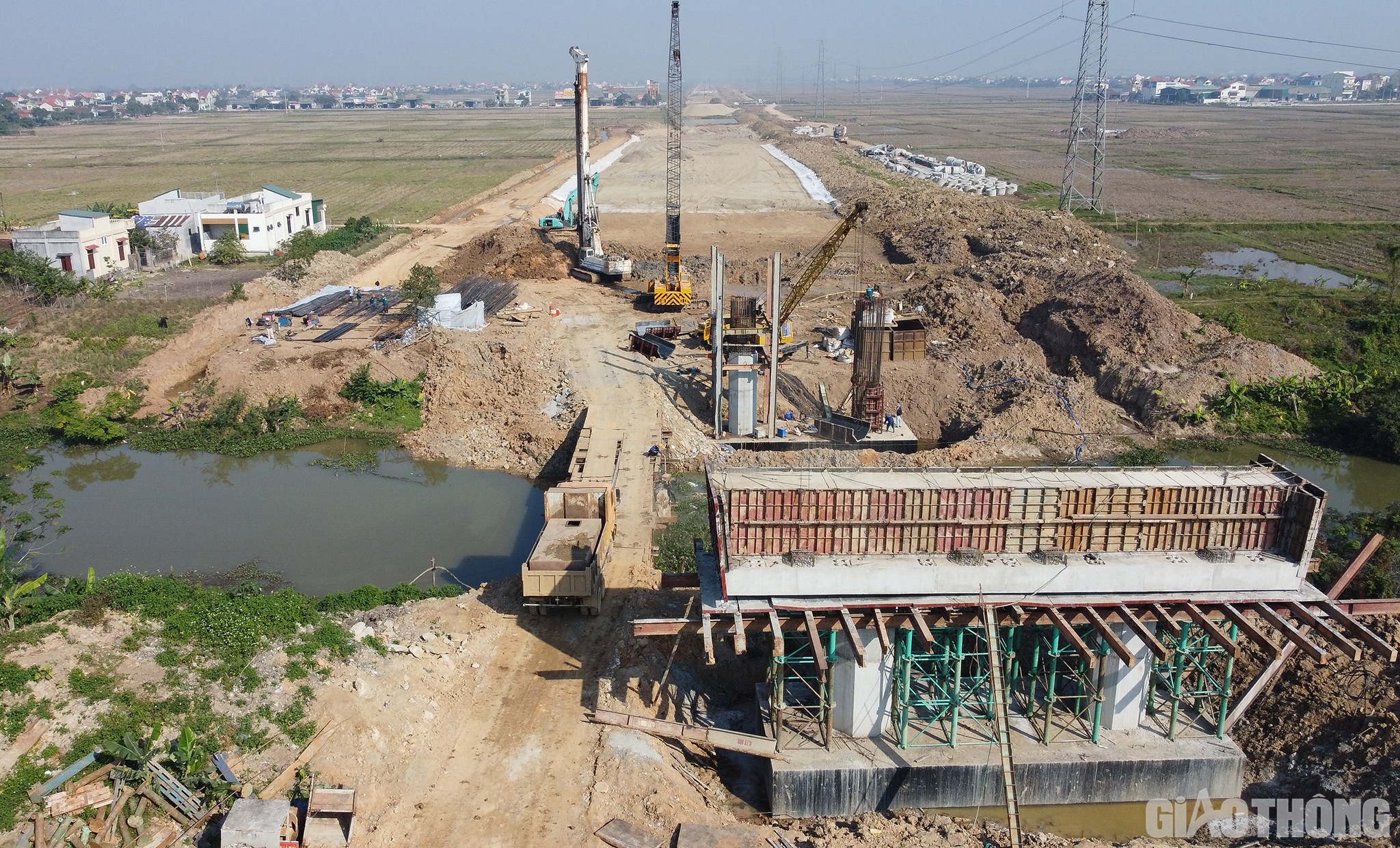 C&aacute;c c&acirc;y cầu tr&ecirc;n tuyến cao tốc cũng đang được đơn vị thi c&ocirc;ng đẩy nhanh tiến độ, gấp r&uacute;t ho&agrave;n th&agrave;nh. Trong h&igrave;nh l&agrave; c&ocirc;ng nh&acirc;n đang thi c&ocirc;ng hầm Nguy&ecirc;n Thượng, thuộc g&oacute;i thầu số 4, Dự &aacute;n th&agrave;nh phần Nghi Sơn - Diễn Ch&acirc;u.