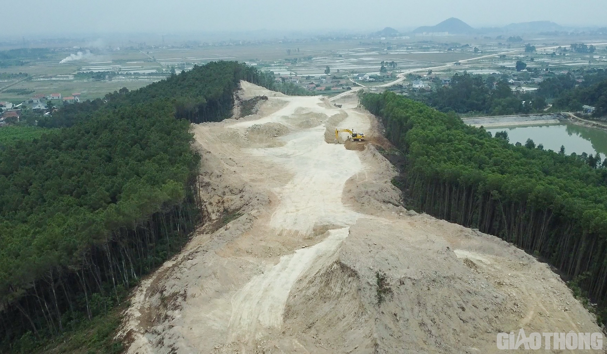 Chỉ sau một thời gian thi c&ocirc;ng ngắn, một tuyến đường cao tốc hiện đoạn qua địa b&agrave;n tỉnh Nghệ An đang dần th&agrave;nh h&igrave;nh.