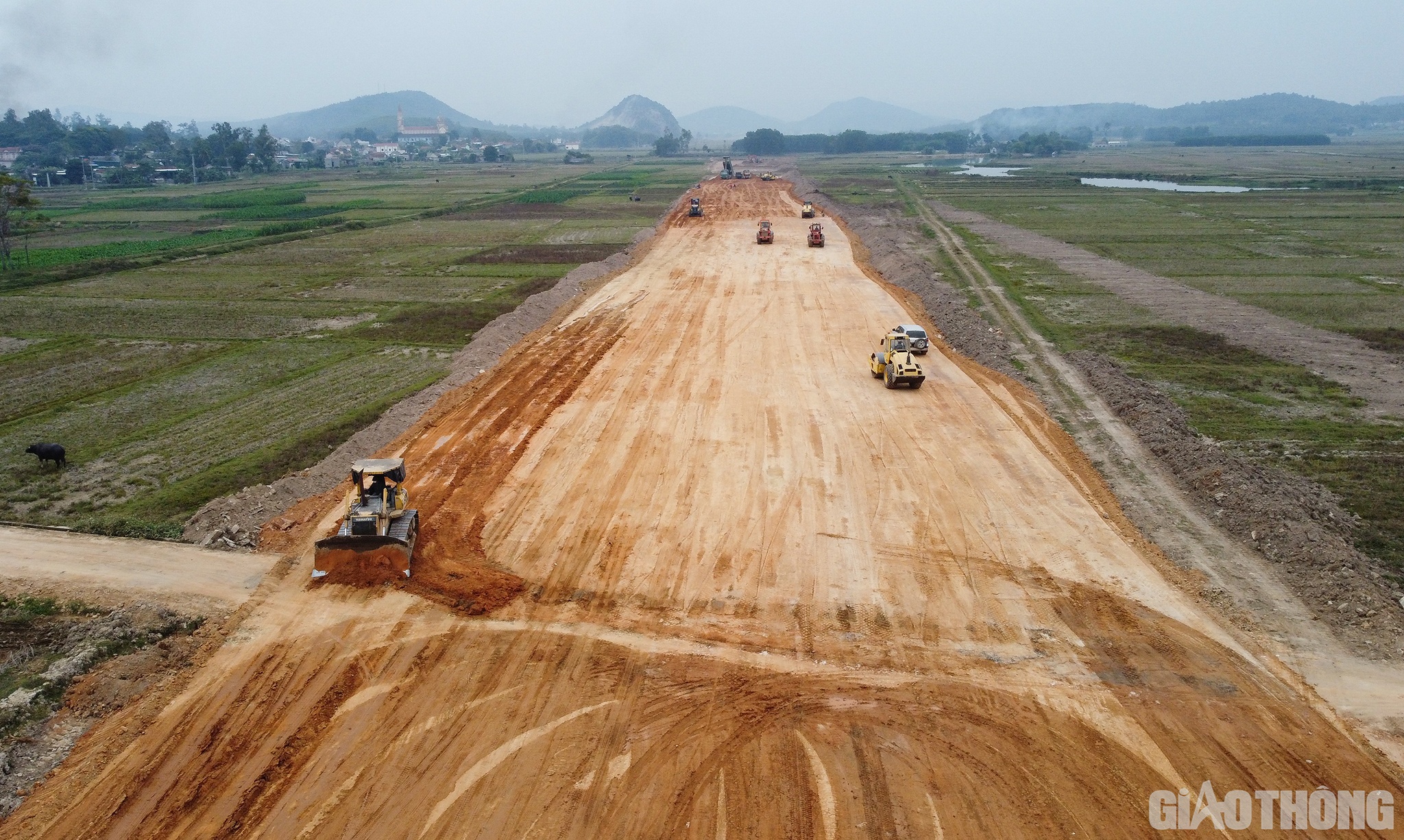 Dự &aacute;n đầu tư x&acirc;y dựng đường bộ cao tốc Bắc - Nam ph&iacute;a Đ&ocirc;ng giai đoạn 2017 - 2020 đi qua tỉnh Nghệ An d&agrave;i 87,84km, thuộc 2 dự &aacute;n th&agrave;nh phần đoạn Nghi Sơn - Diễn Ch&acirc;u v&agrave; dự &aacute;n th&agrave;nh phần đoạn Diễn Ch&acirc;u - B&atilde;i Vọt. C&ocirc;ng tr&igrave;nh đi qua địa b&agrave;n TX. Ho&agrave;ng Mai v&agrave; 5 huyện: Quỳnh Lưu, Y&ecirc;n Th&agrave;nh, Diễn Ch&acirc;u, Nghi Lộc, Hưng Nguy&ecirc;n.