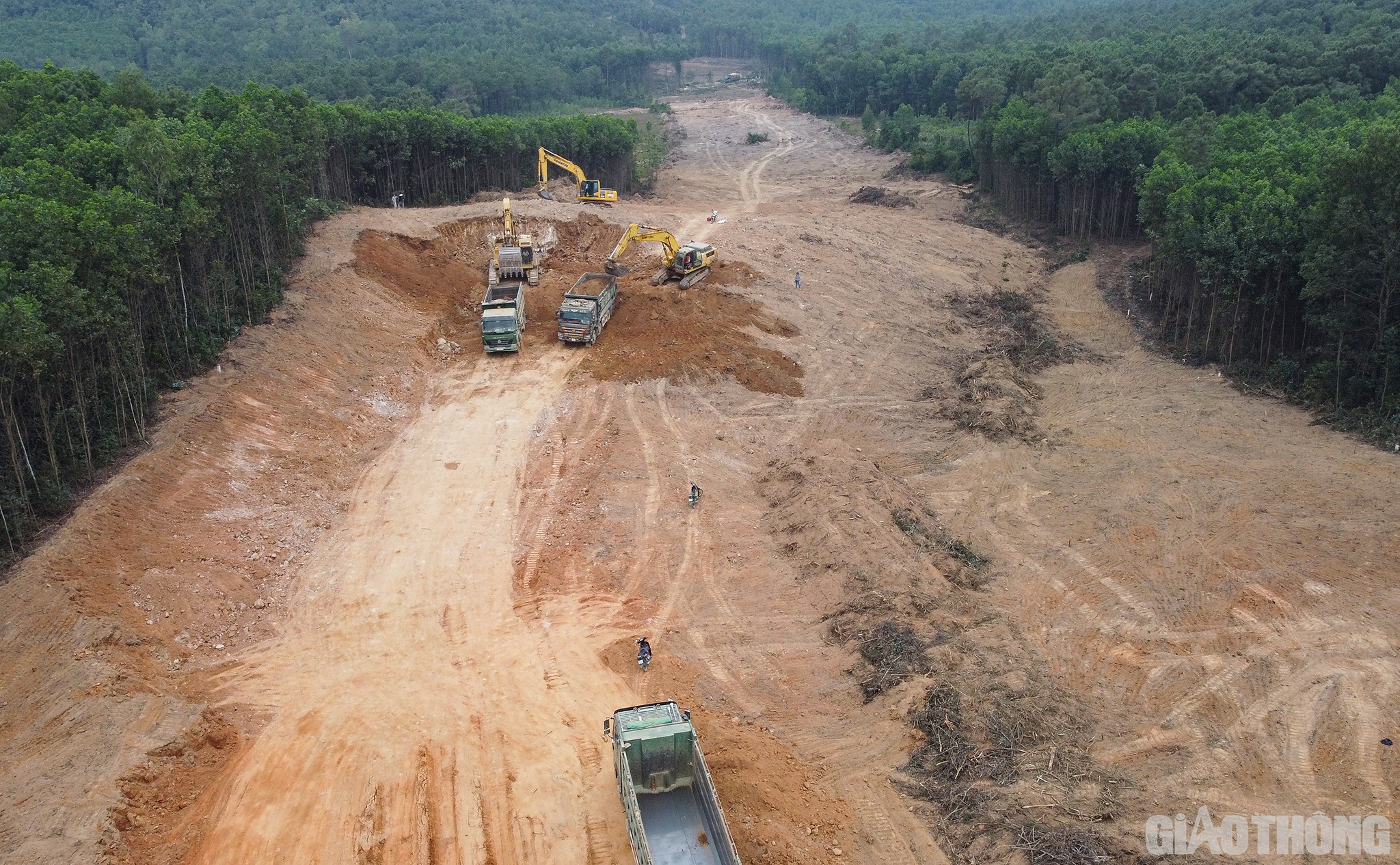 Cả 2 dự &aacute;n th&agrave;nh phần đều do Ban QLDA 6 (Bộ GTVT) l&agrave;m đại diện chủ đầu tư. Trong đ&oacute;, đoạn Nghi Sơn - Diễn Ch&acirc;u c&oacute; tổng chi ph&iacute; x&acirc;y lắp (bao gồm thiết kế BVTC v&agrave; chi ph&iacute; dự ph&ograve;ng) l&agrave; 4.728,65 tỷ đồng, c&ograve;n đoạn Diễn Ch&acirc;u - B&atilde;i Vọt c&oacute; tổng mức đầu tư l&agrave;  11.157,82 tỷ đồng.