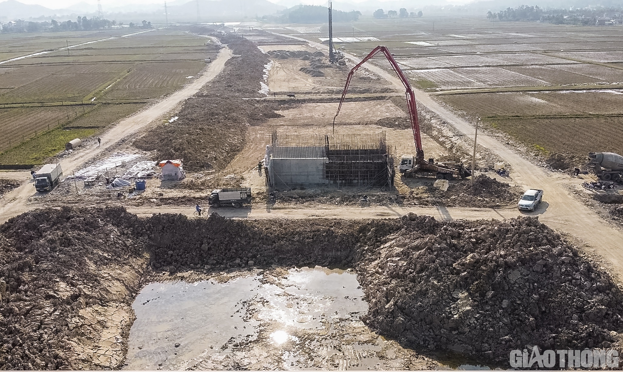 Theo thiết kế, giai đoạn ho&agrave;n chỉnh quy m&ocirc; gồm 6 l&agrave;n xe, bề rộng nền đường 32,25m, vận tốc thiết kế 100 - 120 km/h. Giai đoạn ph&acirc;n kỳ quy m&ocirc; 4 l&agrave;n xe, bề rộng nền đường l&agrave; 17m, tốc độ 80km/h.