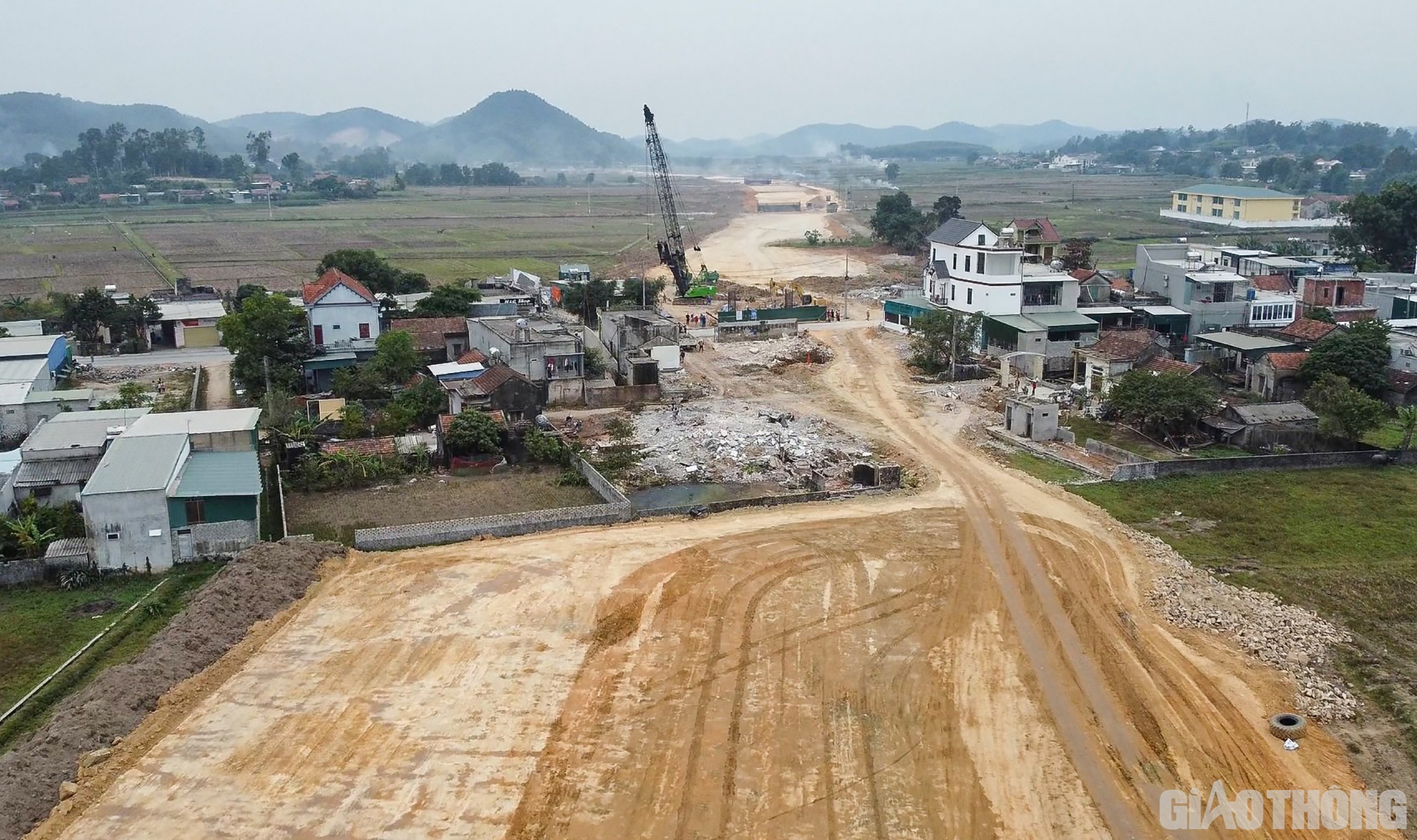 Theo &ocirc;ng Ho&agrave;ng Nghĩa Hiếu - Ph&oacute; Chủ tịch UBND tỉnh Nghệ An cho biết: Hiện nay c&ocirc;ng t&aacute;c GPMB dự &aacute;n đi qua địa b&agrave;n tỉnh Nghệ An cơ bản ho&agrave;n th&agrave;nh, chỉ c&ograve;n một đoạn ngắn đang vận động người d&acirc;n đồng thuận, nếu kh&ocirc;ng sẽ tổ chức bảo vệ thi c&ocirc;ng để b&agrave;n giao mặt bằng cho nh&agrave; thầu. Về mỏ đất, tỉnh Nghệ An đ&atilde; cấp 19 giấy ph&eacute;p với trữ lượng 29,25 triệu m3.