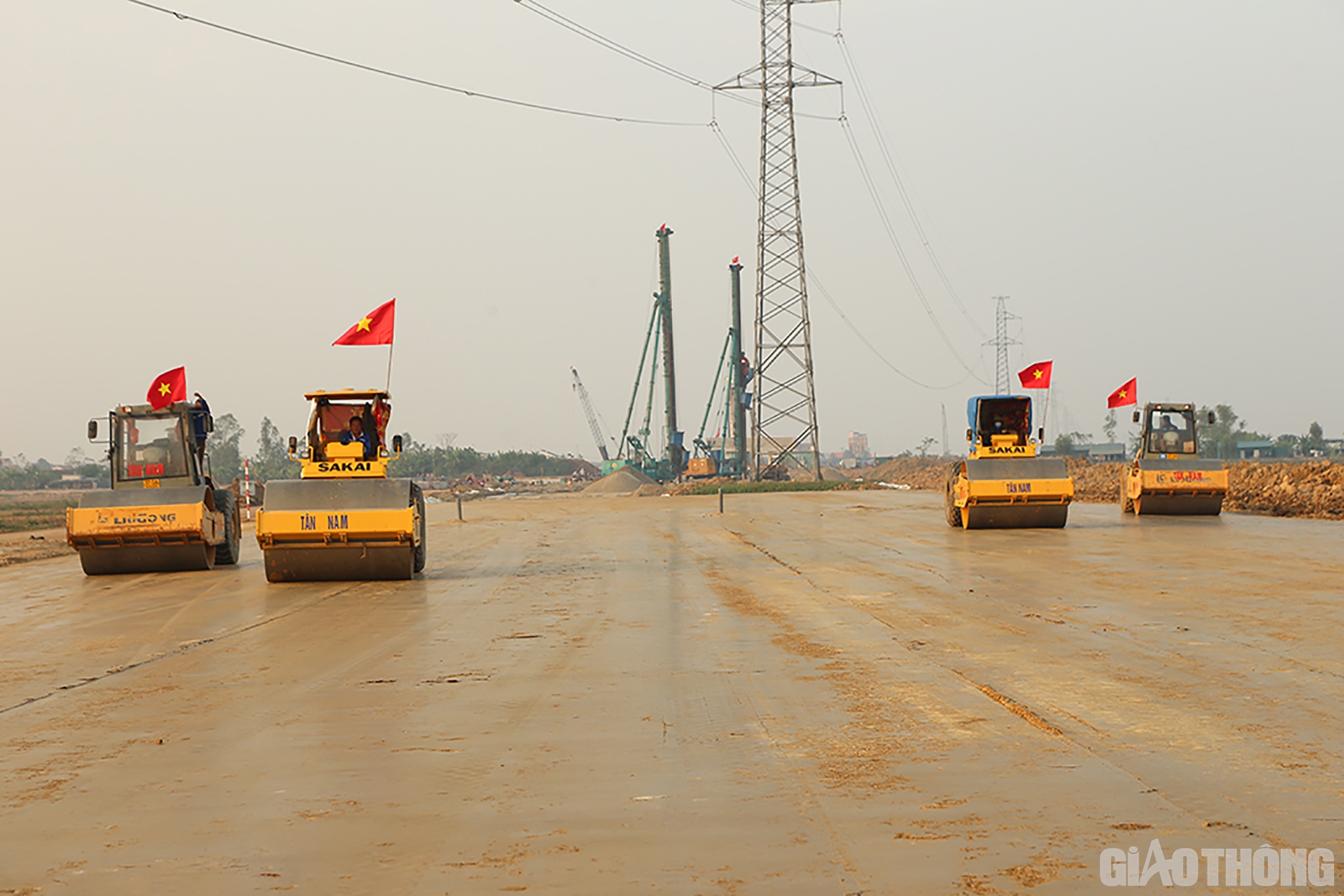 C&ocirc;ng t&aacute;c GPMB cơ bản ho&agrave;n, tranh thủ thời tiết thuận lợi, c&aacute;c nh&agrave; thầu huy động tối đa nh&acirc;n lực, m&aacute;y m&oacute;c, thiết bị đẩy nhanh tiến độ.