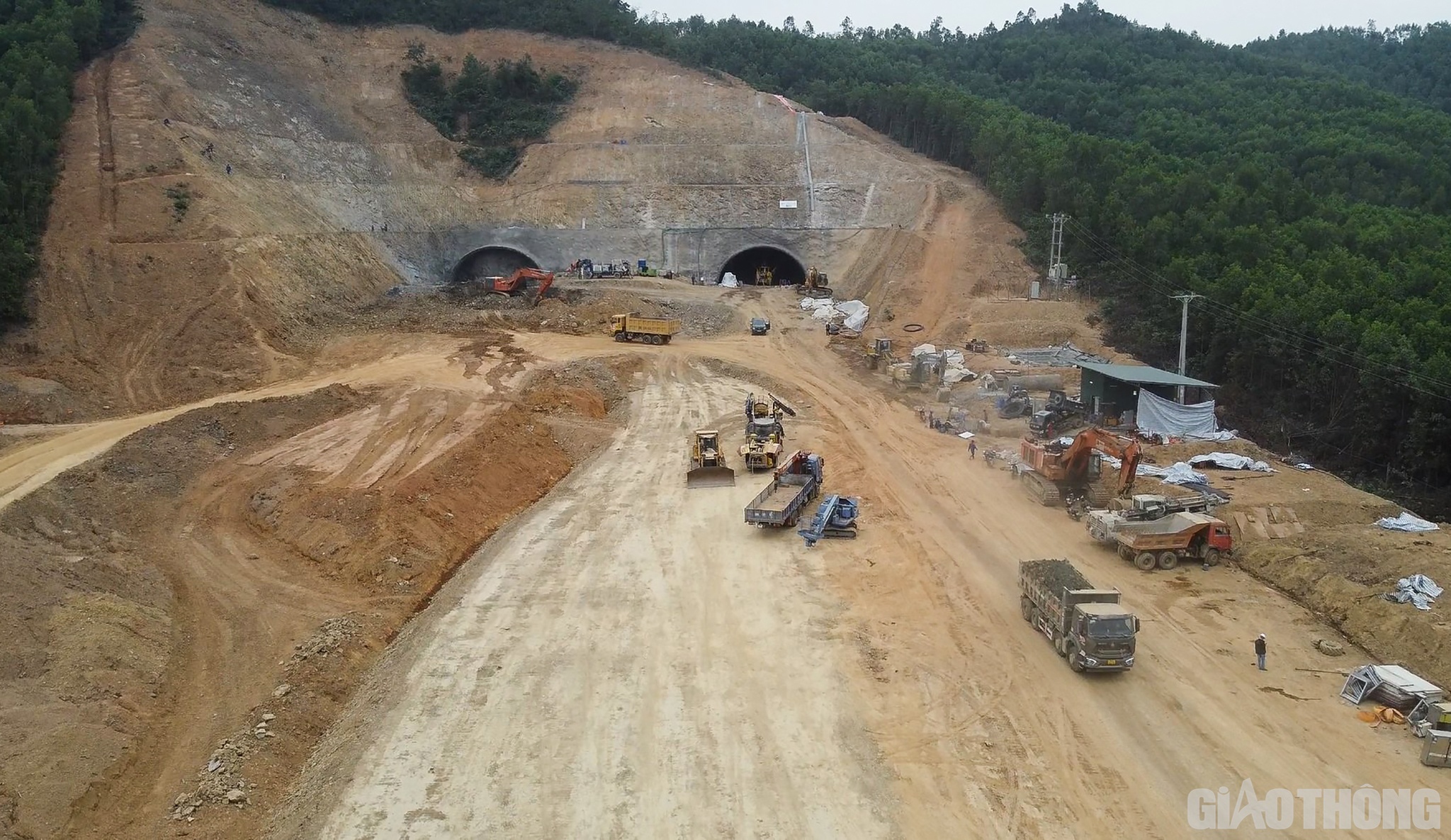 &Ocirc;ng Phạm Văn Minh - Ph&oacute; Gi&aacute;m đốc Ban QLDA 6 cho biết: T&iacute;nh đến đầu th&aacute;ng 12/2021, ri&ecirc;ng tại 4 g&oacute;i x&acirc;y lắp của dự &aacute;n th&agrave;nh phần Nghi Sơn - Diễn Ch&acirc;u, 4 li&ecirc;n danh nh&agrave; thầu đang đồng loạt triển khai gần 40 mũi thi c&ocirc;ng với hơn 600 kỹ sư c&ocirc;ng nh&acirc;n c&ugrave;ng gần 300 m&aacute;y m&oacute;c c&aacute;c loại. Sản lượng ước đạt 7% gi&aacute; trị hợp đồng, cơ bản đ&aacute;p ứng y&ecirc;u cầu kế hoạch đề ra.