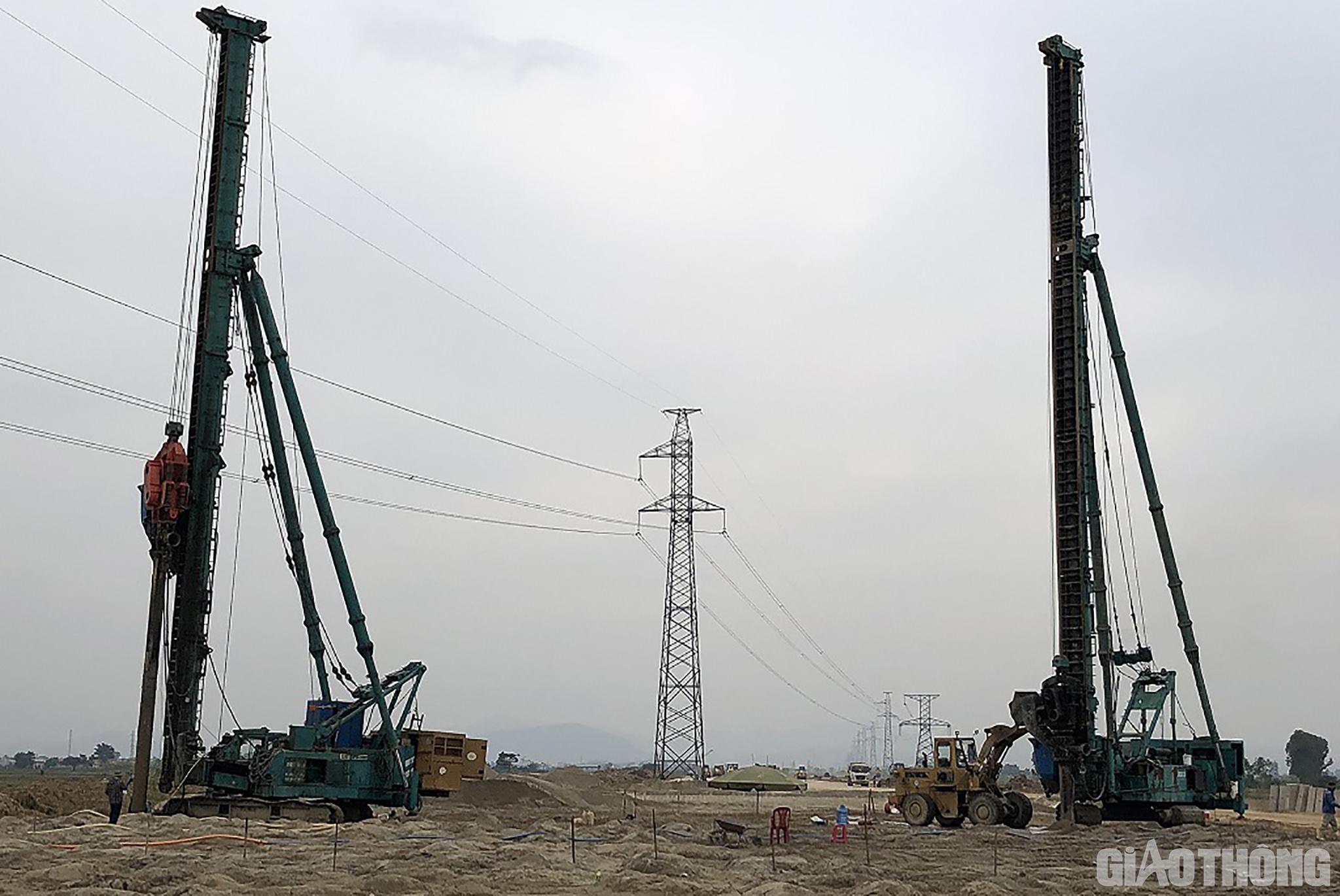 Để xử l&yacute; đất yếu, đơn vị thi c&ocirc;ng phải khoan đ&oacute;ng cọc c&aacute;t. Tại tại c&ocirc;ng trường g&oacute;i thầu 3 v&agrave; 4 Dự &aacute;n th&agrave;nh phần Nghi Sơn - Diễn Ch&acirc;u đang c&oacute; 6 m&aacute;y đ&oacute;ng giếng c&aacute;t v&agrave; 1 m&aacute;y cắm bấc để xử l&yacute; tổng chiều d&agrave;i 639.000m giếng c&aacute;t v&agrave; 370.000m bấc thấm.