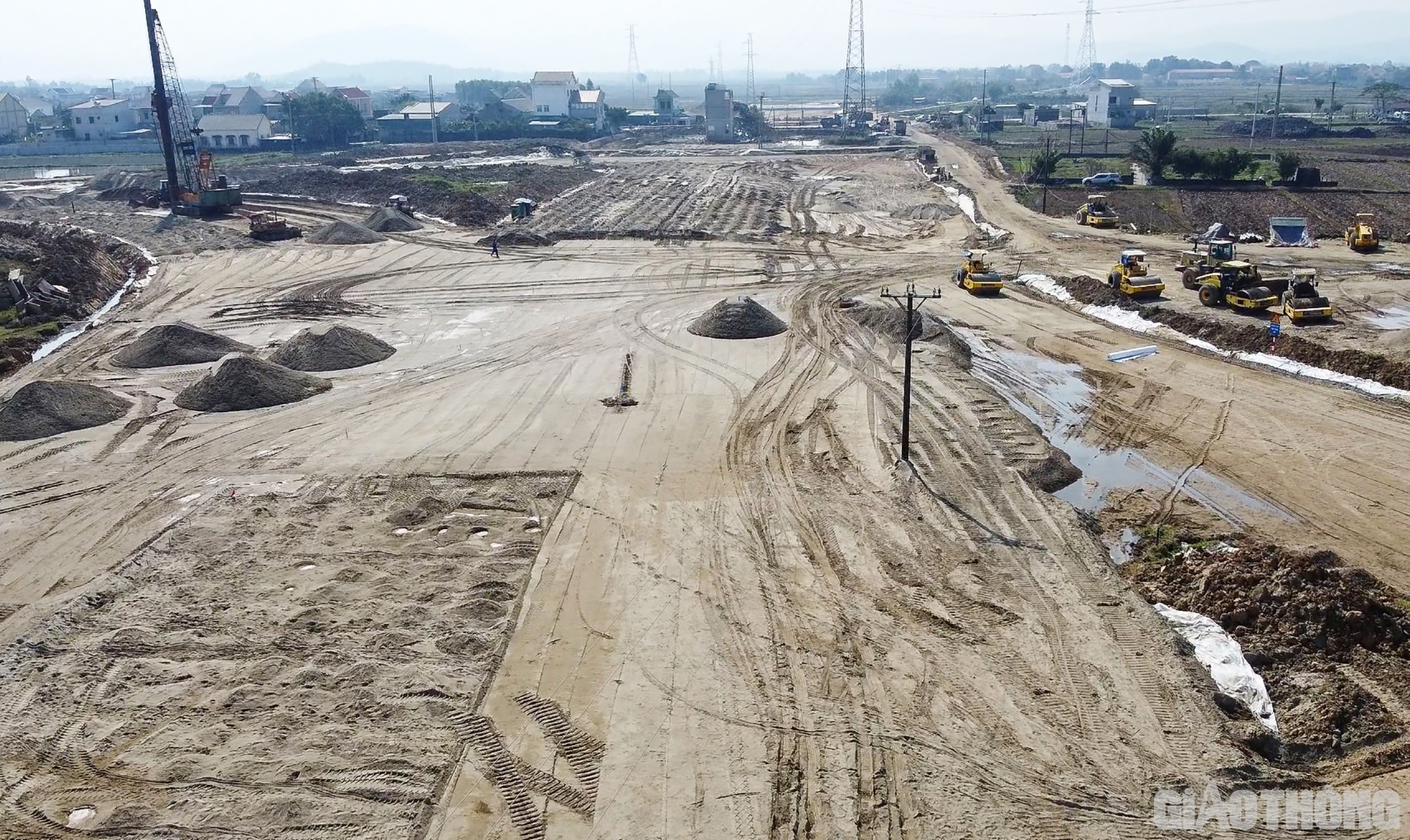 Do tuyến đường đi qua nhiều v&ugrave;ng đồng ruộng, ao hồ nhiều n&ecirc;n diện t&iacute;ch phải xử l&yacute; đất yếu l&agrave; rất lớn. Trong h&igrave;nh l&agrave; cảnh nh&agrave; thầu thi c&ocirc;ng thay đất để xử l&yacute; nền đất yếu tại n&uacute;t giao Quỳnh Lưu thuộc g&oacute;i thầu số 3, Dự &aacute;n th&agrave;nh phần Nghi Sơn - Diễn Ch&acirc;u.