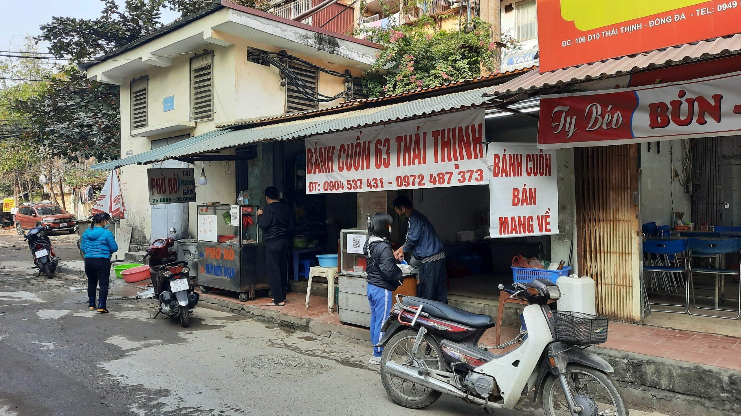 Sau khi chuyển sang cấp độ dịch 3, UBND quận Đống Đa (TP H&agrave; Nội) c&oacute; văn bản y&ecirc;u cầu c&aacute;c nh&agrave; h&agrave;ng, cơ sở kinh doanh dịch vụ ăn uống tr&ecirc;n địa b&agrave;n chỉ được ph&eacute;p b&aacute;n h&agrave;ng mang về.