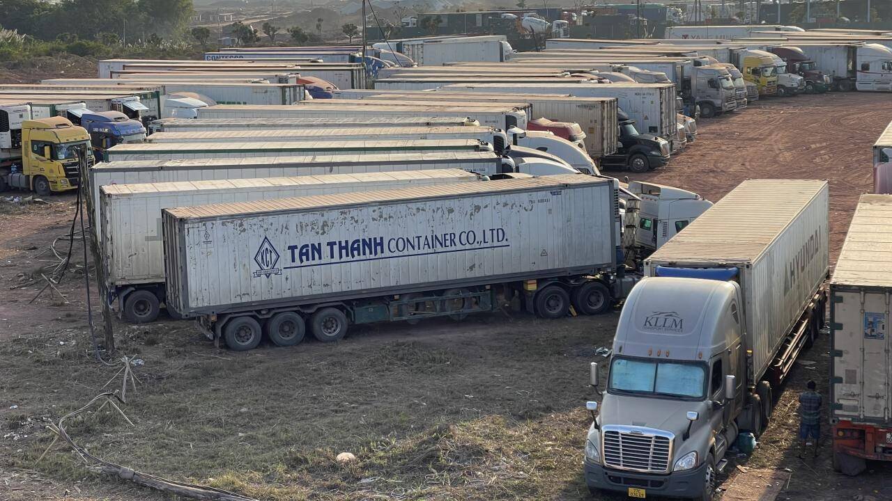 Ng&agrave;y 14/12, Cửa khẩu quốc tế M&oacute;ng C&aacute;i vẫn đang tồn h&agrave;ng ngh&igrave;n container h&agrave;ng h&oacute;a đ&ocirc;ng lạnh, chủ yếu l&agrave; n&ocirc;ng sản, thủy sản chờ xuất sang Trung Quốc.