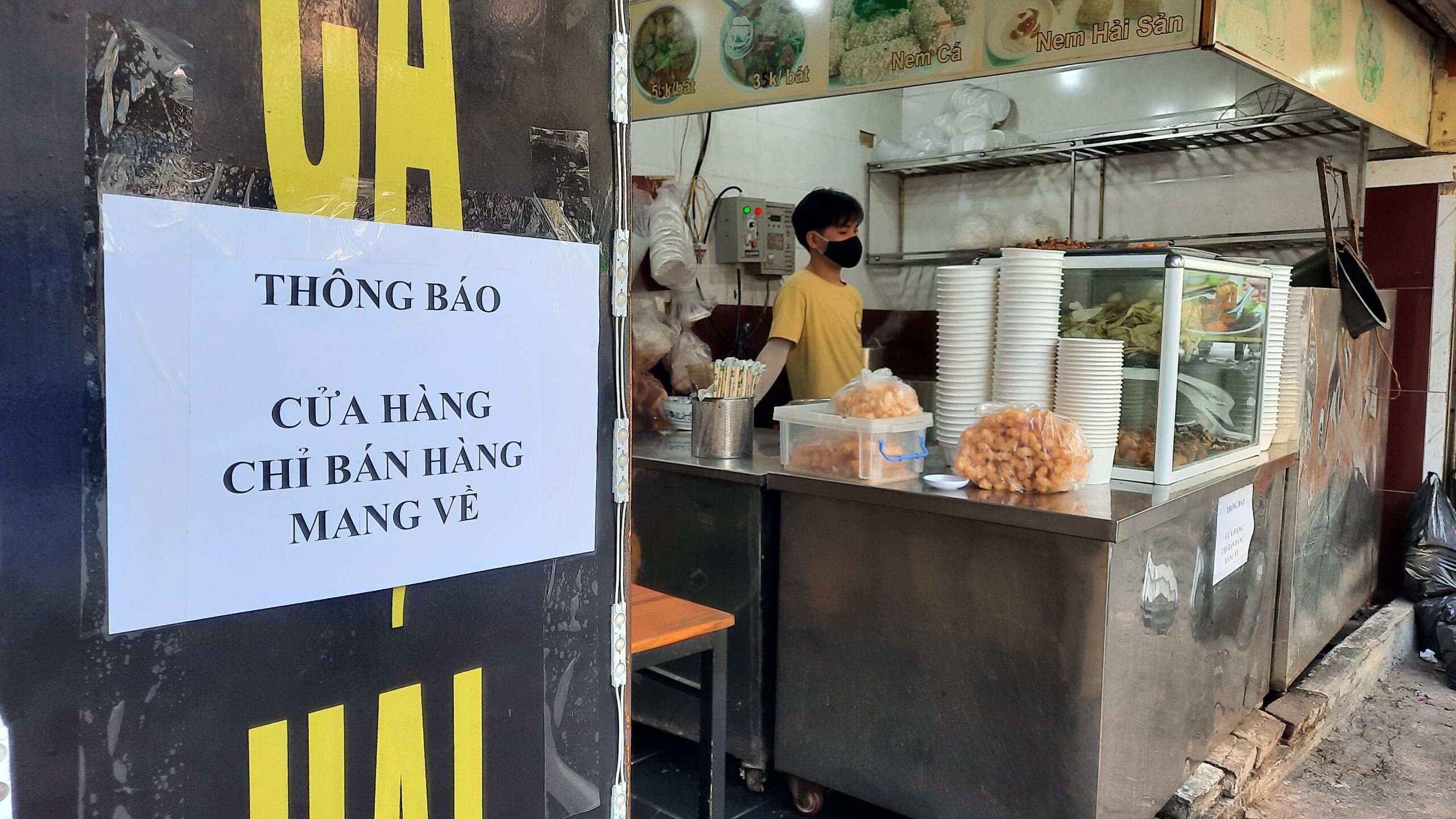 Như B&aacute;o Giao th&ocirc;ng đ&atilde; th&ocirc;ng tin, từ 12h trưa h&ocirc;m qua (13/12), nh&agrave; h&agrave;ng, cơ sở kinh doanh dịch vụ ăn uống tr&ecirc;n địa b&agrave;n quận Đống Đa chỉ được ph&eacute;p b&aacute;n h&agrave;ng mang về v&agrave; phải đ&oacute;ng cửa trước 21h h&agrave;ng ng&agrave;y...
