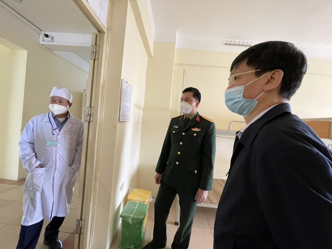 Trong c&ocirc;ng văn hoả tốc, ngo&agrave;i việc y&ecirc;u cầu dừng b&aacute;n h&agrave;ng ăn tại chỗ, quận Đống Đa c&ograve;n giao UBND 21 phường duy tr&igrave; chế độ ứng trực thường xuy&ecirc;n, tăng cường hoạt động của c&aacute;c Tổ Covid cộng đồng. Đồng thời, tuy&ecirc;n truyền, vận động người d&acirc;n kh&ocirc;ng ra khỏi nh&agrave; khi kh&ocirc;ng cần thiết v&agrave; tu&acirc;n thủ c&aacute;c biện ph&aacute;p ph&ograve;ng, chống dịch. Hiện nay quận Đống Đang được đ&atilde; chuyển sang cấp độ 3 - m&agrave;u cam, nguy cơ cao.