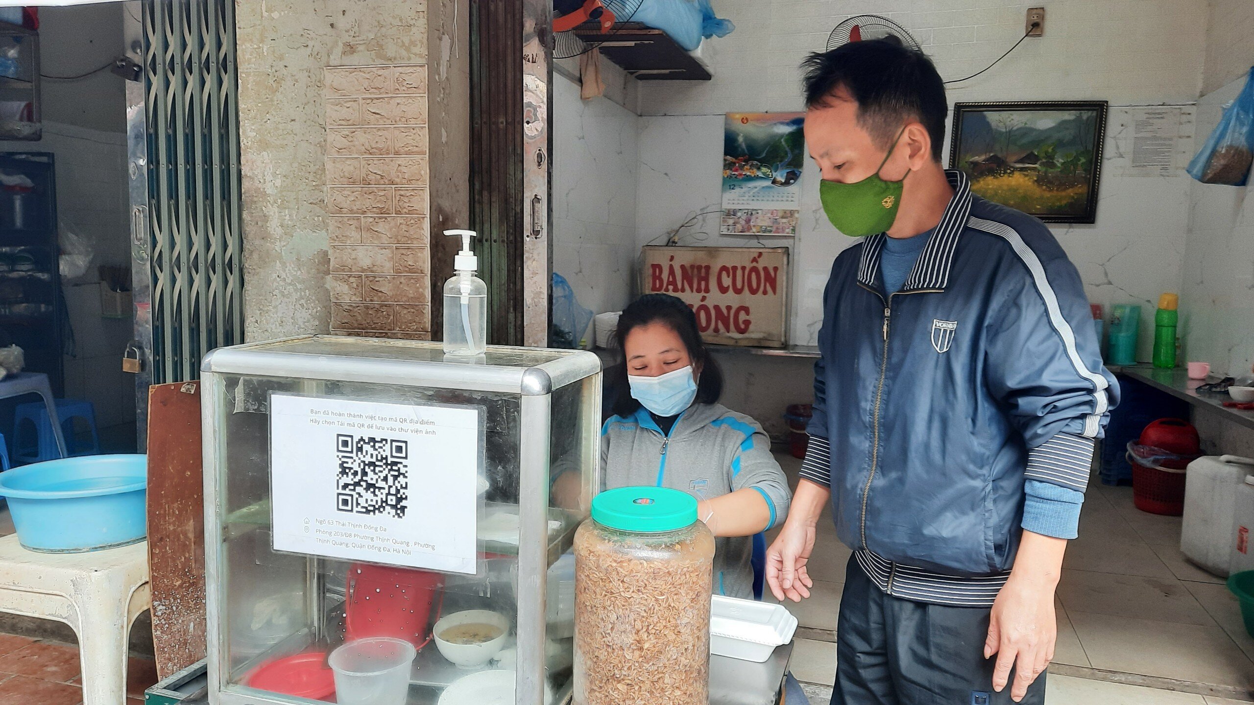 S&aacute;ng nay (14/12), ghi nhận thực tế của PV B&aacute;o Giao th&ocirc;ng, c&aacute;c nh&agrave; h&agrave;ng, qu&aacute;n ăn tr&ecirc;n địa b&agrave;n Quận Đống Đa đ&atilde; tu&acirc;n thủ nghi&ecirc;m việc dừng phục vụ kh&aacute;ch ăn tại chỗ.