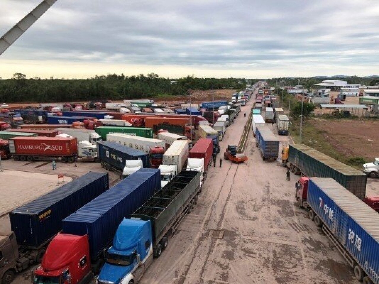 T&igrave;nh trạng n&agrave;y đ&atilde; diễn ra khoảng hơn một th&aacute;ng nay. Được biết, đ&acirc;y l&agrave; thời điểm n&ocirc;ng sản của Việt Nam thu hoạch ch&iacute;nh vụ, lượng xe container xuất khẩu h&agrave;ng sang Trung Quốc qua cửa khẩu TP M&oacute;ng C&aacute;i tăng đột biến. Trong khi đ&oacute;, cơ quan chức năng Trung Quốc lại đang biện ph&aacute;p thắt chặt kiểm dịch dẫn đến mọi thủ tục đều rất l&acirc;u.