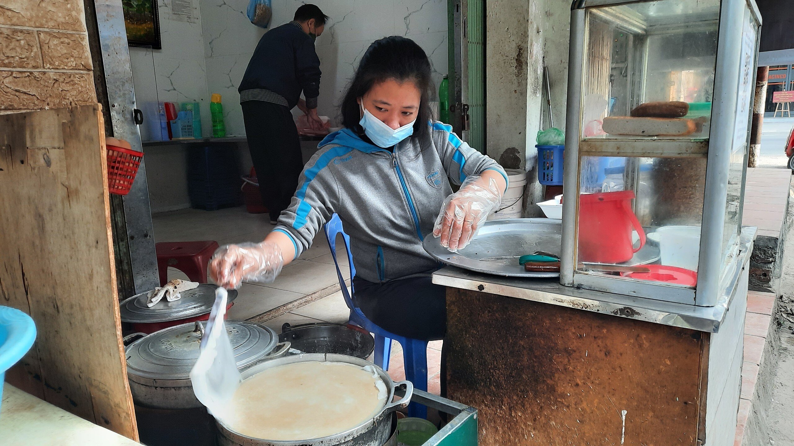 Chị H. - chủ cửa h&agrave;ng b&aacute;nh cuốn tr&ecirc;n phố Th&aacute;i Thịnh cho biết, sau khi c&oacute; th&ocirc;ng b&aacute;o của ch&iacute;nh quyền về việc chỉ cho b&aacute;n h&agrave;ng mang về, cửa h&agrave;ng chị đ&atilde; nghi&ecirc;m chỉnh chấp h&agrave;nh.