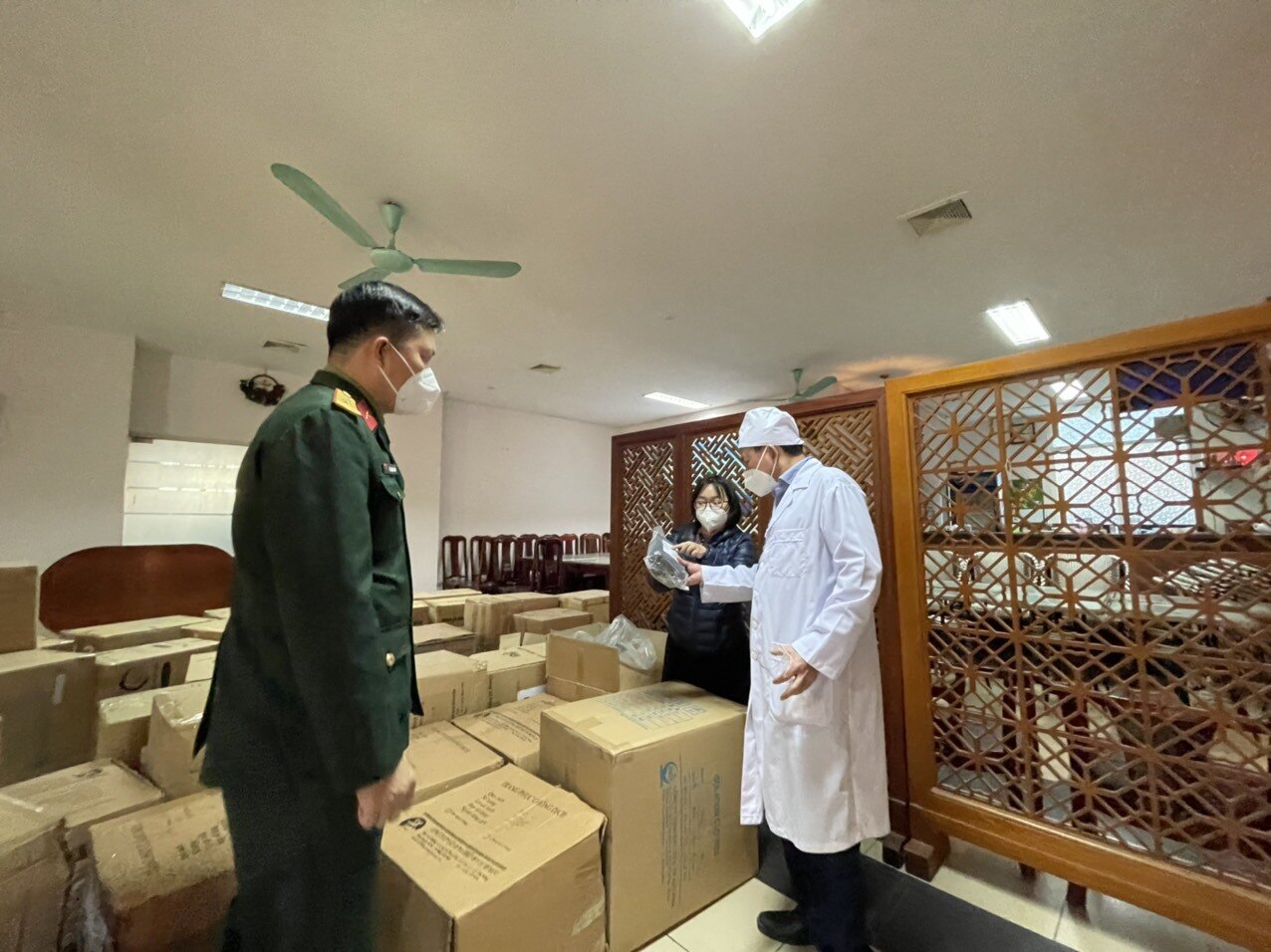 Đại diện Ban chỉ huy qu&acirc;n sự quận Đống Đa cho biết, to&agrave; nh&agrave; c&oacute; 11 tầng, mỗi tầng c&oacute; 25 ph&ograve;ng, trong đ&oacute; c&oacute; 2 ph&ograve;ng c&aacute;ch ly đặc biệt trong trường hợp bệnh nh&acirc;n chuyển nặng sẽ l&agrave; nơi xử l&yacute;, cấp cứu.