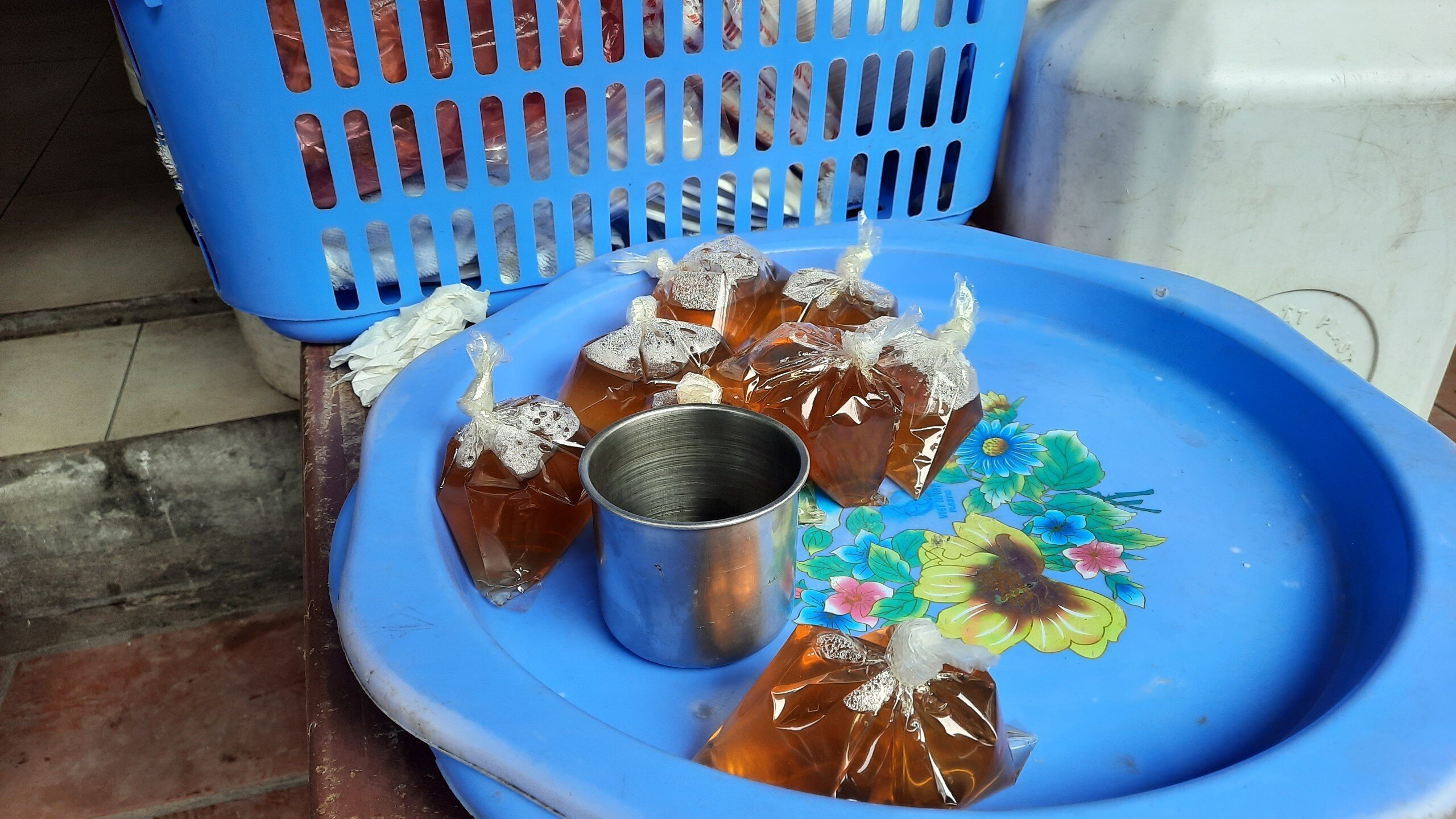 "Để qu&aacute; tr&igrave;nh b&aacute;n mang về diễn ra nhanh ch&oacute;ng, tr&aacute;nh tụ tập đ&ocirc;ng người khi nhiều kh&aacute;ch đến mua, nh&agrave; t&ocirc;i đ&atilde; chuẩn bị sẵn mắm chấm để khi kh&aacute;ch mua v&agrave; mang về được ngay", chị H., cho biết.