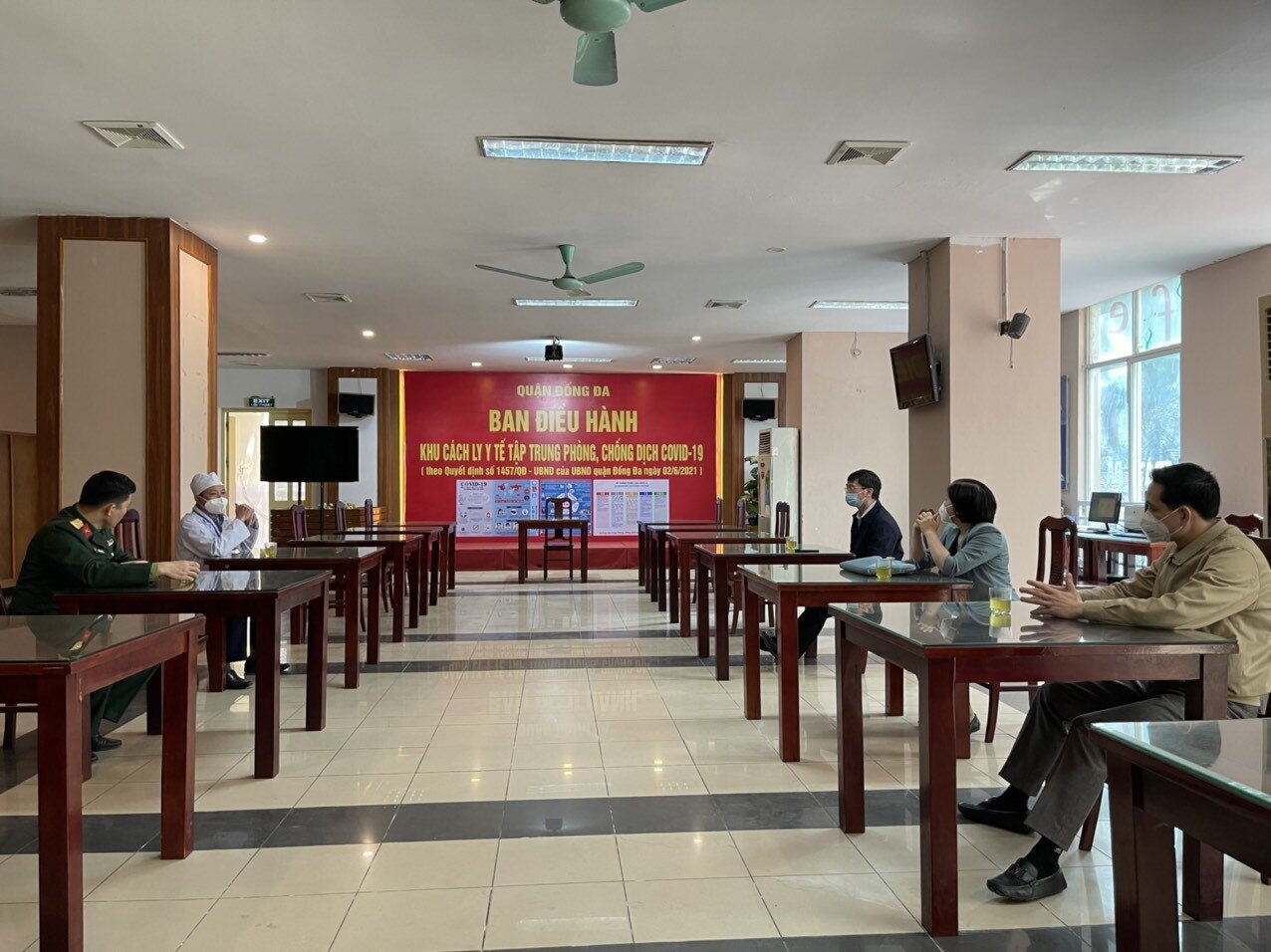 Tại cuộc họp Ban điều h&agrave;nh K&yacute; t&uacute;c x&aacute; Đại học Thuỷ lợi, &ocirc;ng Nguyễn Ho&agrave;ng Gi&aacute;p, Ph&oacute; chủ tịch UBND quận Đống Đa n&ecirc;u r&otilde; những phương &aacute;n trọng t&acirc;m trong ph&ograve;ng chống dịch, chuẩn bị thật tốt cho c&aacute;c khu điều trị.