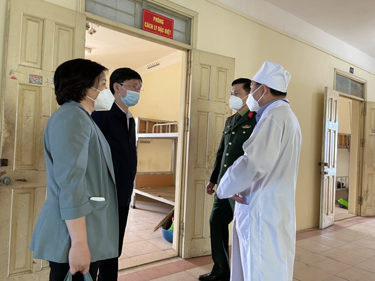 Ngay sau đ&oacute;, lực lượng chức năng quận Đống Đa kiểm tra trực tiếp c&aacute;c ph&ograve;ng điều trị cho bệnh nh&acirc;n F0. Ban đầu tại đ&acirc;y tiếp đ&oacute;n 50 bệnh nh&acirc;n sau đ&oacute; sẽ tăng c&ocirc;ng suất dần dần tối đa phủ k&iacute;n 600 giường bệnh.