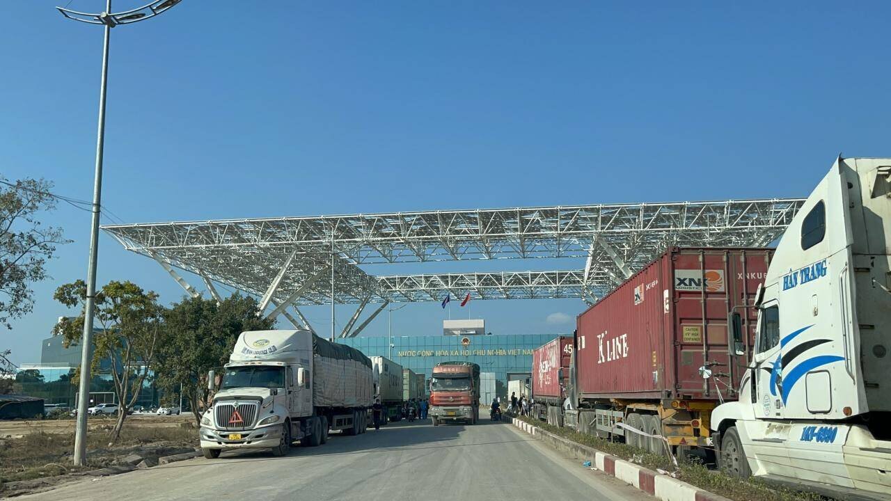 Ở khu vực l&agrave;m thủ tục xuất khẩu, c&aacute;c xe container xếp h&agrave;ng ken cứng, chật như n&ecirc;m. Hiện UBND tỉnh Quảng Ninh c&ugrave;ng c&aacute;c lực lượng tại cửa khẩu cũng đ&atilde; điện đ&agrave;m đề nghị nước bạn tạo điều kiện thuận lợi gia tăng th&ecirc;m số lượng container được th&ocirc;ng quan cho một số cửa khẩu tr&ecirc;n địa b&agrave;n như: M&oacute;ng C&aacute;i; Bắc Phong Sinh (huyện Hải H&agrave;); Ho&agrave;nh M&ocirc; (huyện B&igrave;nh Li&ecirc;u).