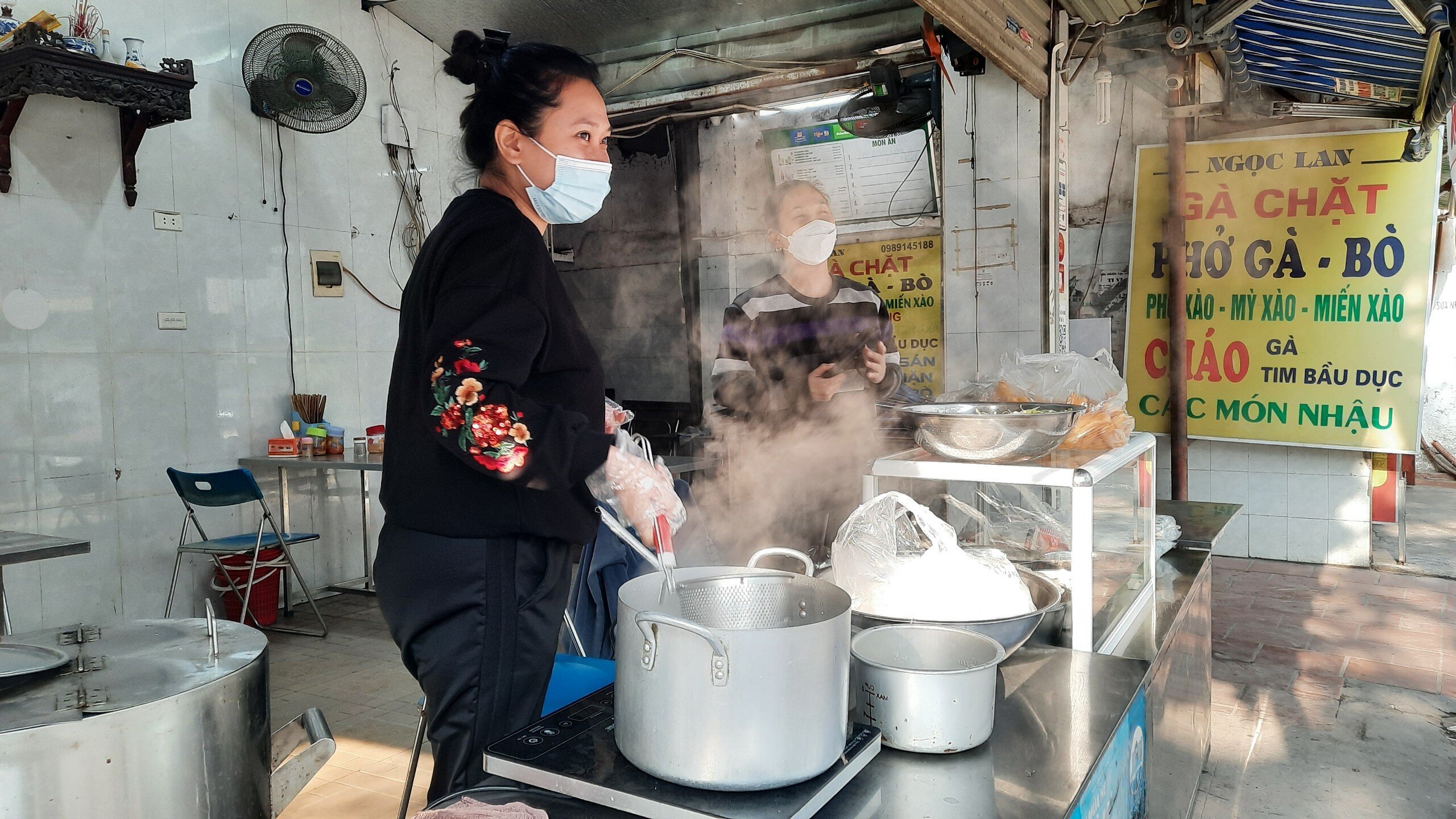 Chị N.T.M. - chủ qu&aacute;n b&uacute;n tr&ecirc;n phố Th&aacute;i Thịnh cho biết, do kh&ocirc;ng được ăn tại chỗ n&ecirc;n lượng kh&aacute;ch s&aacute;ng nay giảm nhiều so với s&aacute;ng h&ocirc;m qua (13/12).