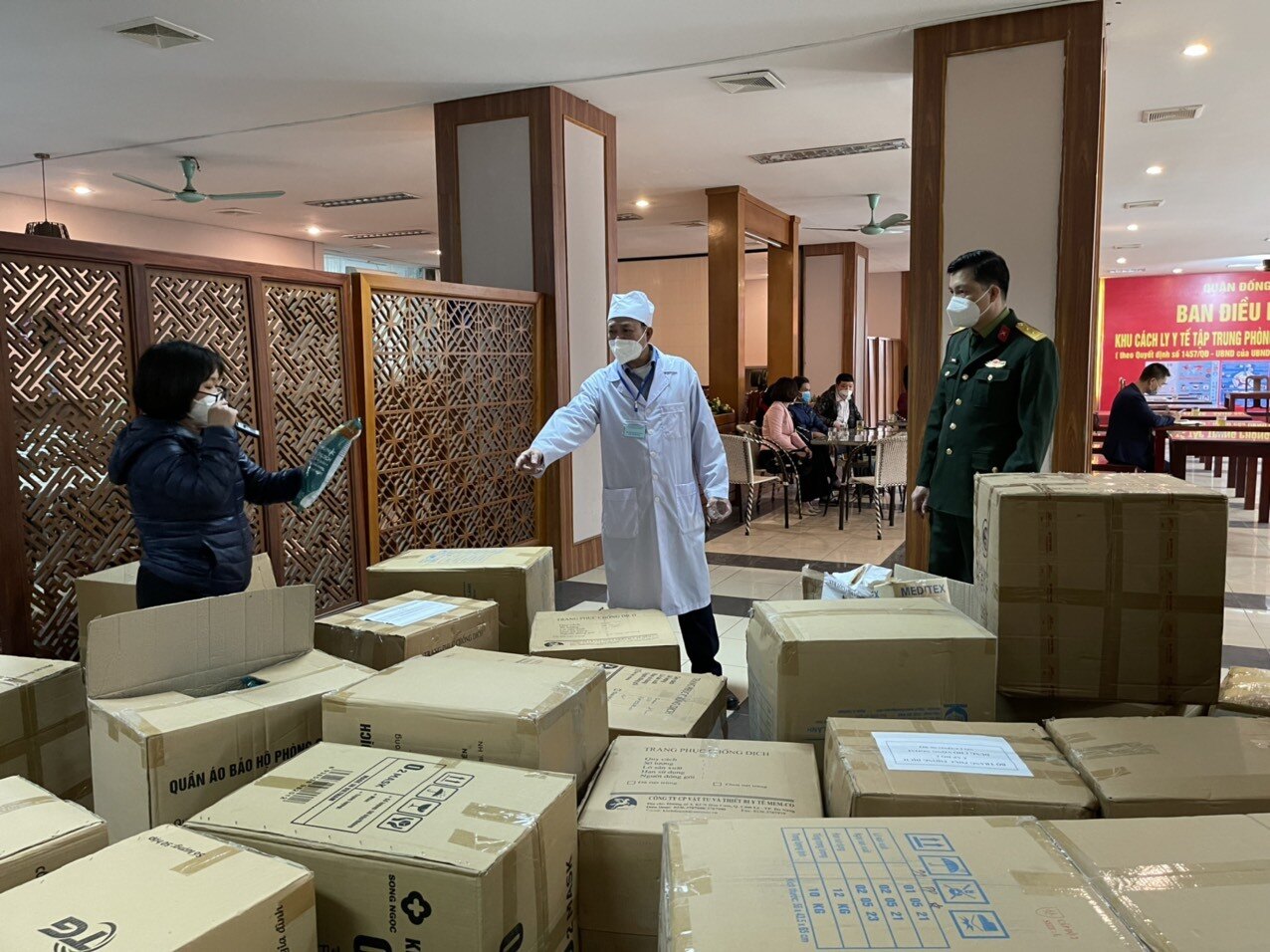 Nhi&ecirc;u trang thiết bị y tế đ&atilde; được vận chuyển tới đ&acirc;y để lắp đặt nhằm phục vụ c&ocirc;ng t&aacute;c điều trị c&aacute;c bệnh nh&acirc;n nhiễm Covid-19.