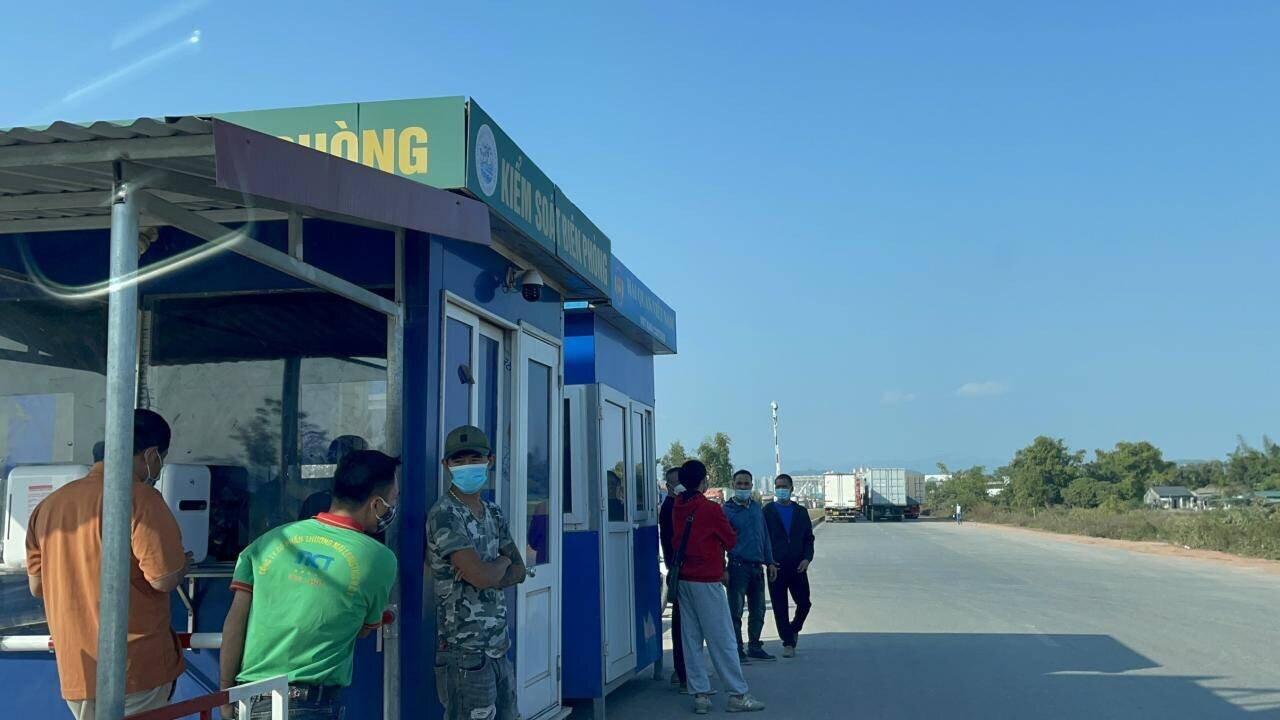 C&aacute;c t&agrave;i xế container "đứng ngồi kh&ocirc;ng y&ecirc;n" khi mắc kẹt  tại cửa khẩu M&oacute;ng C&aacute;i (Quảng Ninh) cả tuần nay, l&agrave;m cho chi ph&iacute; lưu b&atilde;i, bảo quản tăng l&ecirc;n nhiều.