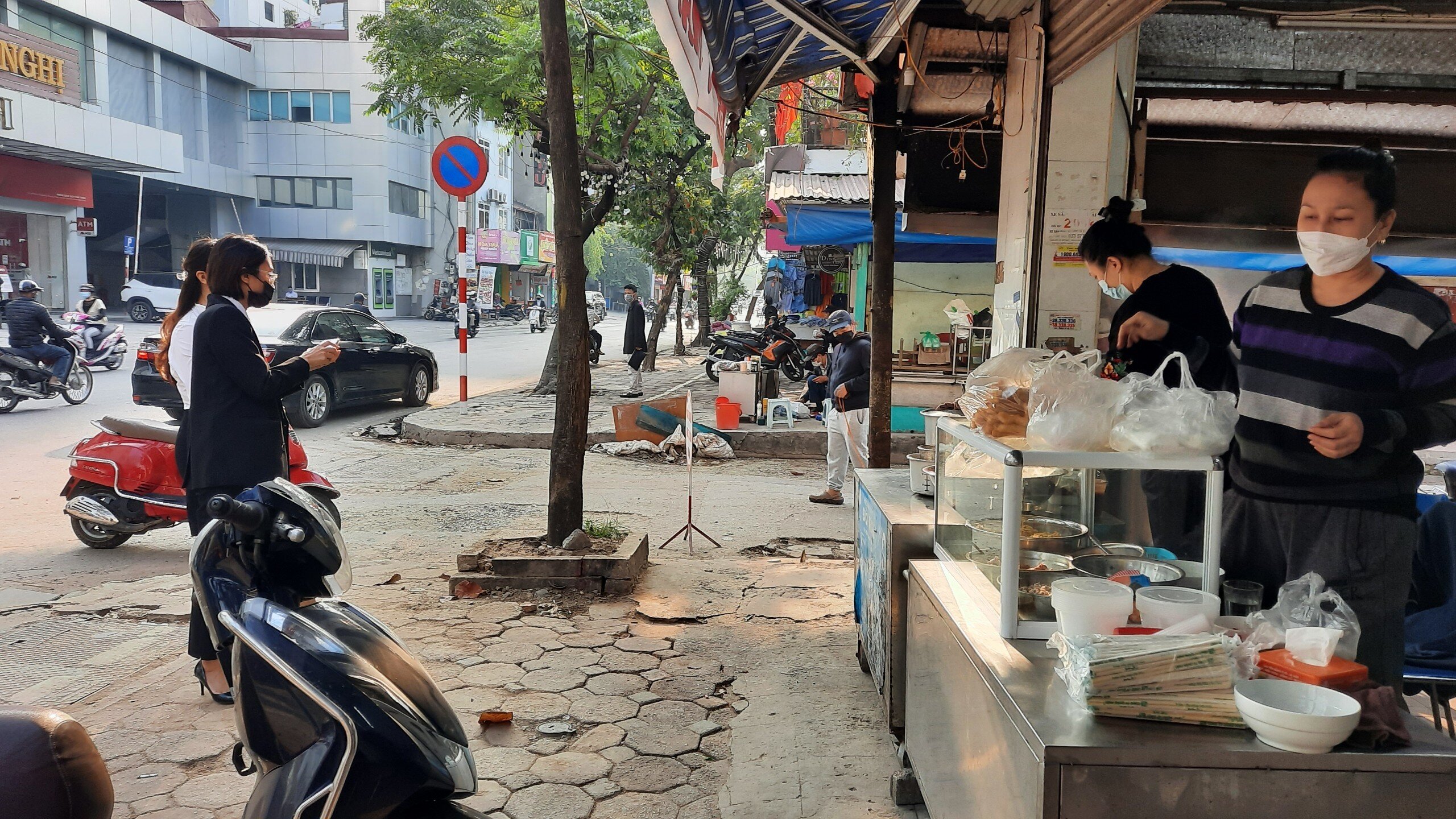 "Lượng kh&aacute;ch chỉ bằng 1/3 ng&agrave;y chưa c&oacute; lệnh cấm b&aacute;n cho kh&aacute;ch ăn tại chỗ. Nhiều người ngại mang về, khi đến cửa h&agrave;ng định v&agrave;o ăn nhưng khi kh&ocirc;ng được ăn tại chỗ họ lại kh&ocirc;ng ăn nữa", chị M. cho biết.