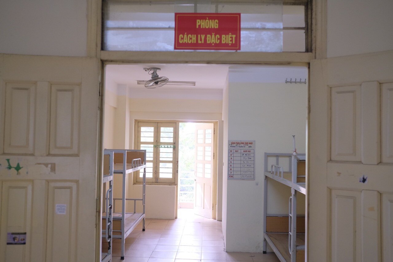 Ph&ograve;ng c&aacute;ch ly đặc biệt d&agrave;nh cho c&aacute;c bệnh nh&acirc;n mắc Covid-19 được bố tr&iacute; ở nơi tho&aacute;ng m&aacute;t.