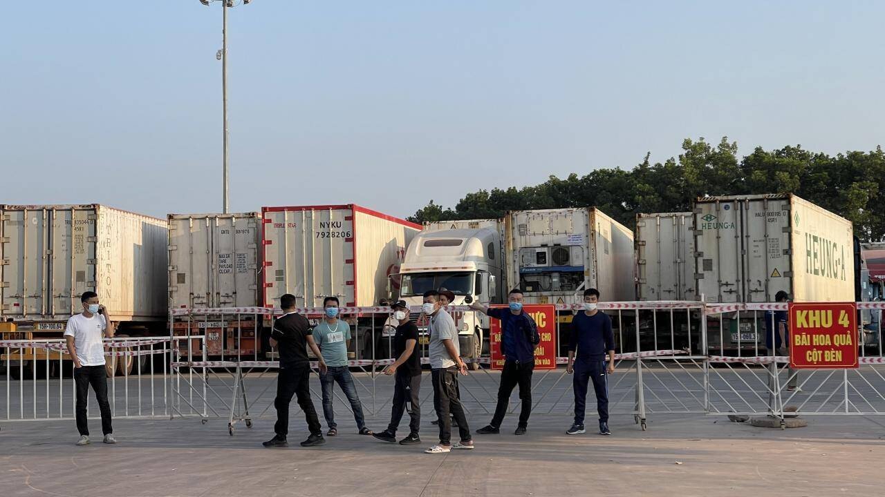 C&aacute;c b&atilde;i đỗ container h&agrave;ng h&oacute;a chờ xuất qua cửa khẩu M&oacute;ng C&aacute;i đều kẹt cứng. C&aacute;c t&agrave;i xế, chủ h&agrave;ng "vạ vật" xếp h&agrave;ng, mong ng&oacute;ng được th&ocirc;ng qua cửa khẩu.