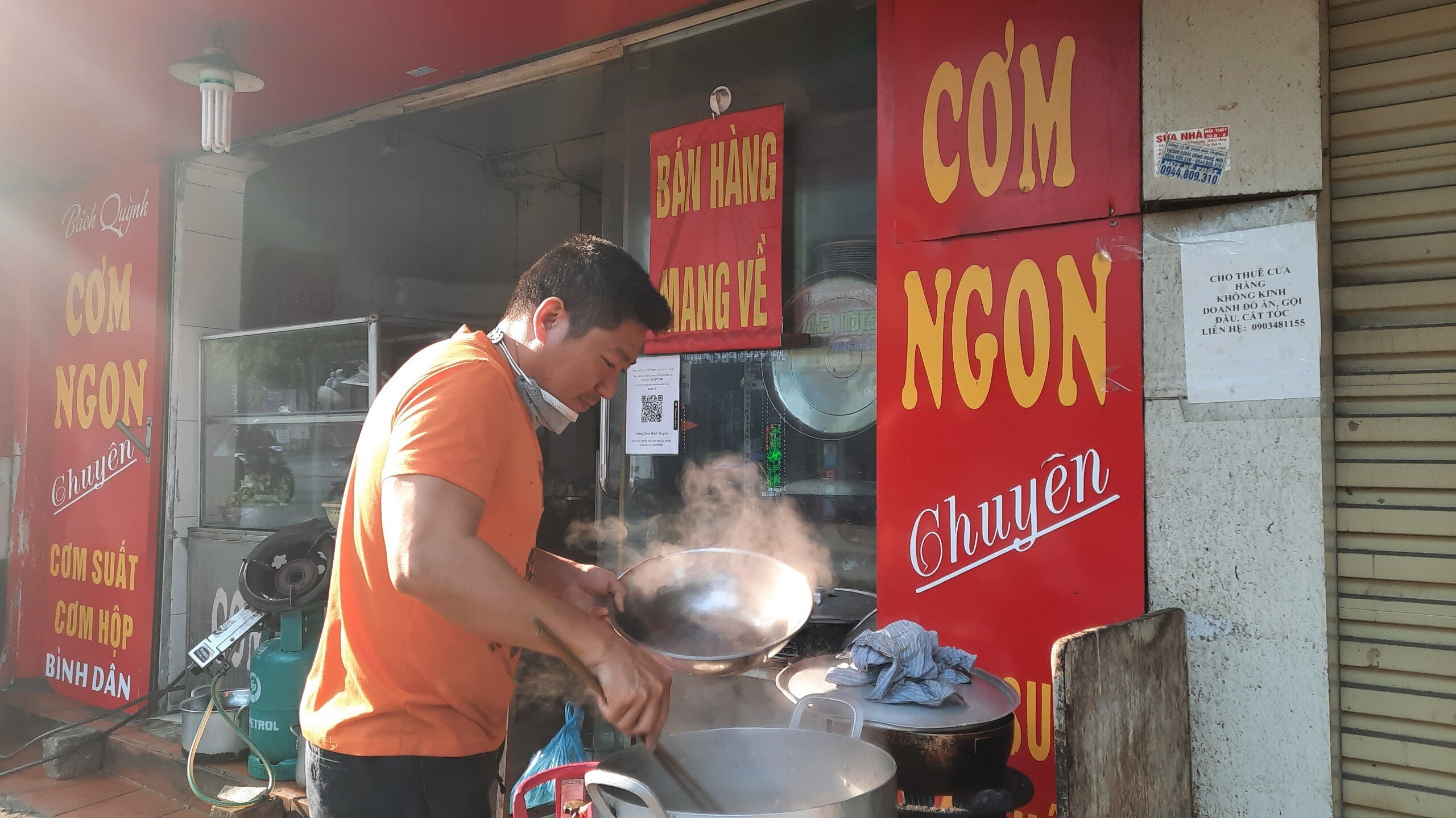 Anh Q. - chủ qu&aacute;n cơm tại quận Đống Đa cũng cho biết, khi kh&aacute;ch kh&ocirc;ng được ăn tại chỗ th&igrave; cửa h&agrave;ng của anh đ&atilde; giảm lượng thực thẩm chuẩn xuống 1/2 so với ng&agrave;y thường.