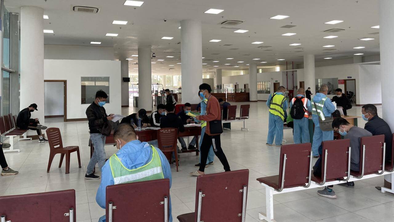 Do lượng phương tiện v&agrave; h&agrave;ng h&oacute;a về cửa khẩu cầu Bắc Lu&acirc;n II th&ocirc;ng quan tăng đột biến, g&acirc;y &ugrave;n tắc cục bộ trong v&agrave; ngo&agrave;i khu vực cửa khẩu, UBND TP M&oacute;ng C&aacute;i (Quảng Ninh) đ&atilde; c&oacute; văn bản y&ecirc;u cầu c&aacute;c phương tiện v&agrave;o giao nhận h&agrave;ng trong khu vực cửa khẩu bắt buộc phải di chuyển v&agrave;o trong c&aacute;c khu vực tập kết tạm thời tại cảng Ho&agrave;ng Tiến, T&acirc;y Bắc, Vương Long, Tr&iacute; Đức (tại khu 5, phường Hải H&ograve;a, TP M&oacute;ng C&aacute;i) thuộc địa điểm kiểm tra h&agrave;ng h&oacute;a xuất khẩu Lục Lầm.