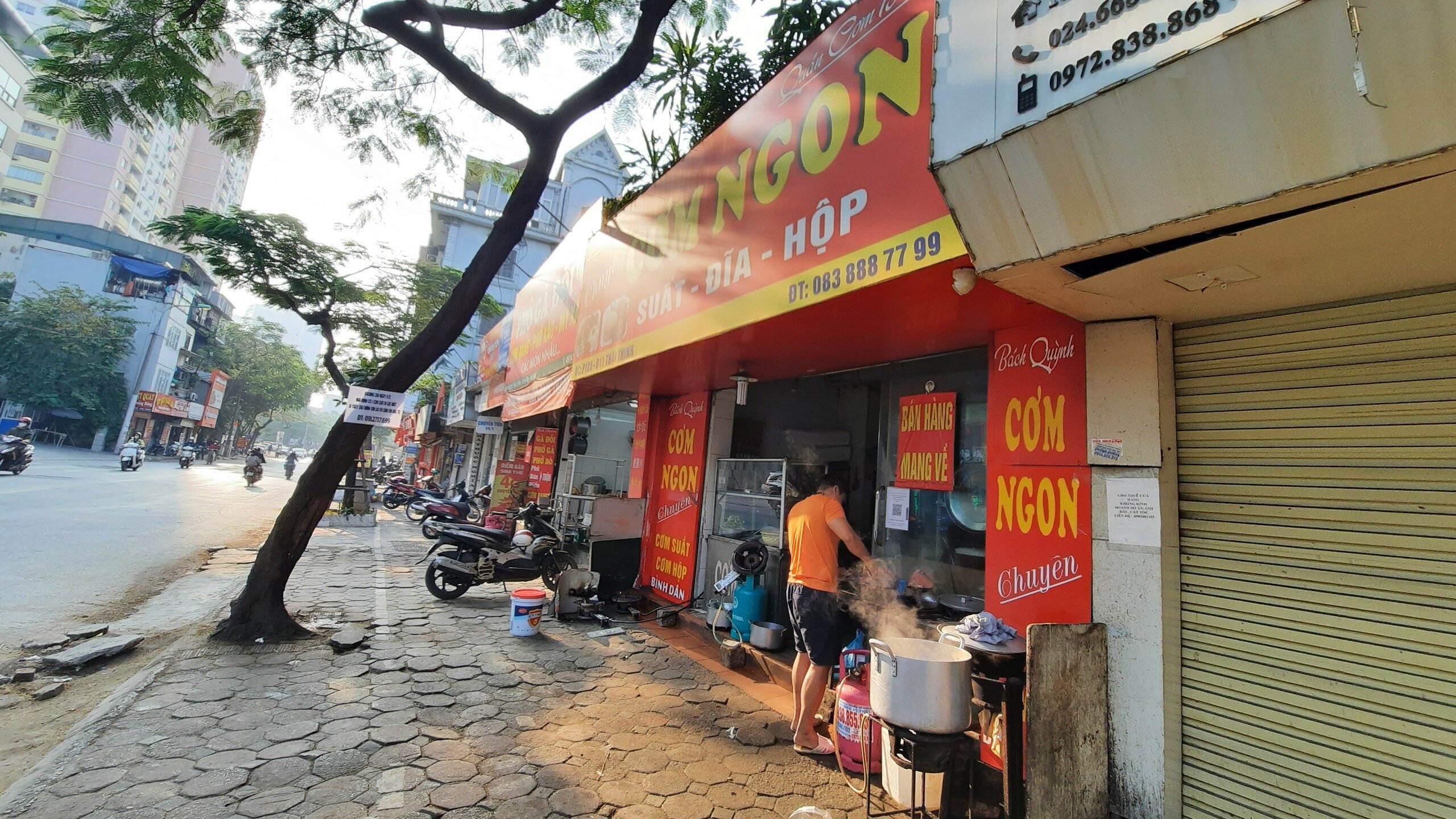 "Lượng kh&aacute;ch từ trưa h&ocirc;m qua - khi c&oacute; lệnh cấm kh&aacute;ch ăn tại chỗ th&igrave; đ&atilde; giảm nhiều. Ch&iacute;nh v&igrave; thế h&ocirc;m nay gia đ&igrave;nh t&ocirc;i chuẩn bị thực phẩm tương đương với 1/2 so với ng&agrave;y thường", anh Q., n&oacute;i.