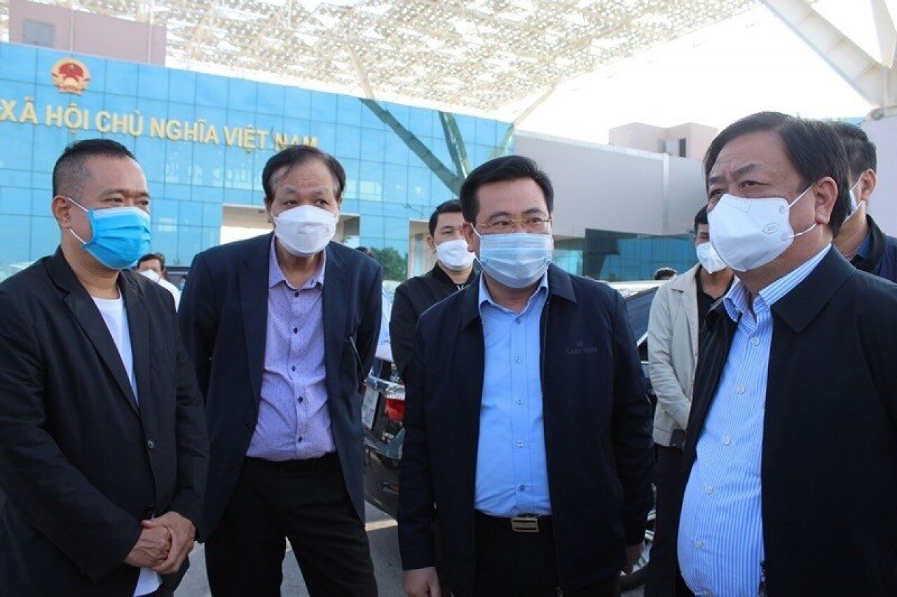 Bộ trưởng Bộ NN&PTNT kiểm tra t&igrave;nh h&igrave;nh xuất nhập khẩu h&agrave;ng h&oacute;a tại TP M&oacute;ng C&aacute;i (Quảng Ninh). Tại buổi kiểm tra, l&atilde;nh đạo UBND TP.M&oacute;ng C&aacute;i b&aacute;o c&aacute;o, địa phương đ&atilde; đề nghị c&aacute;c doanh nghiệp cho thu&ecirc; kho, b&atilde;i chung tay hỗ trợ c&aacute;c chủ h&agrave;ng, chủ xe nhằm giảm g&aacute;nh nặng t&agrave;i ch&iacute;nh.