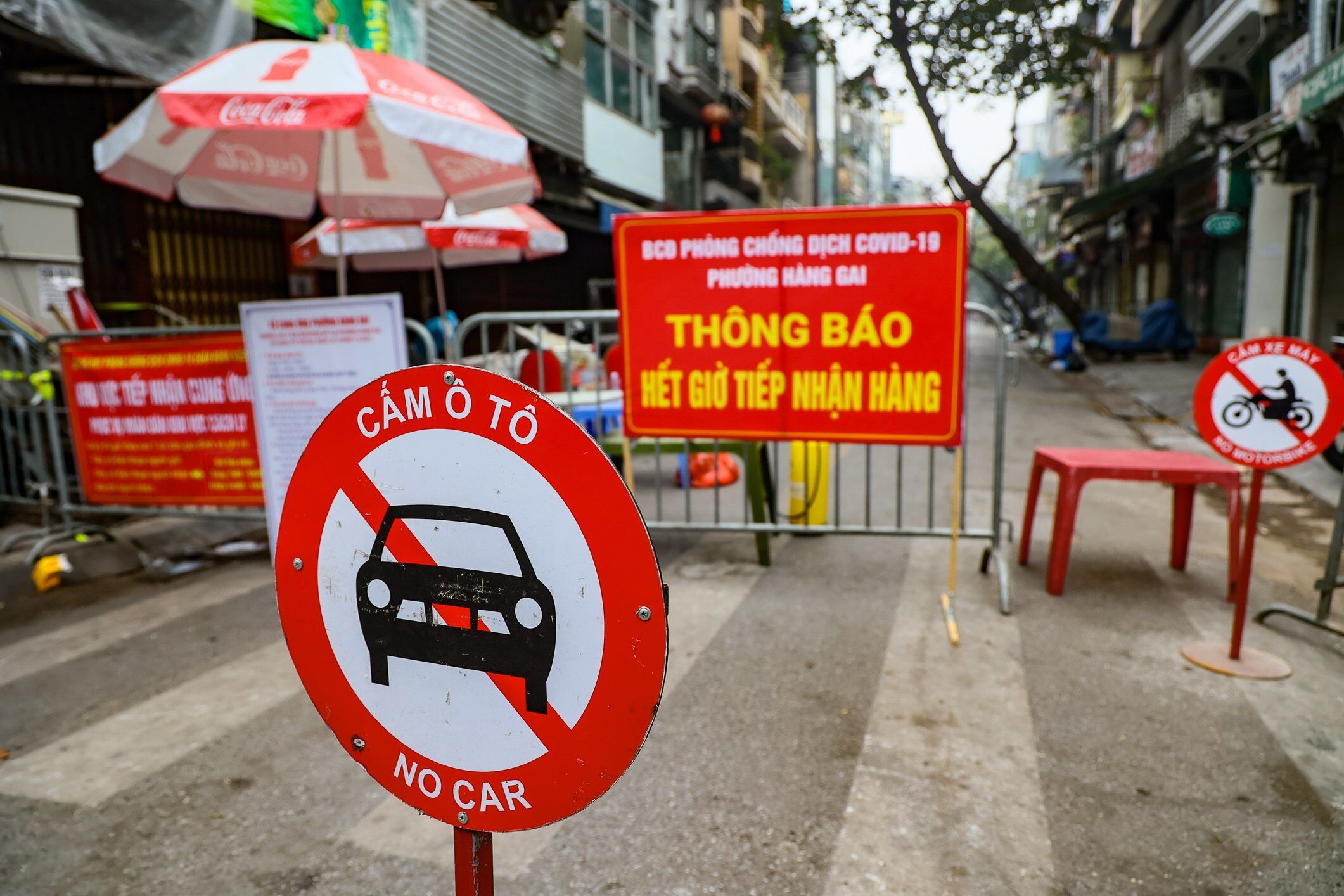 Ph&oacute; Gi&aacute;m đốc Sở Y tế H&agrave; Nội Vũ Cao Cương cho biết, TP H&agrave; N&ocirc;i x&acirc;y dựng phương &aacute;n c&aacute;ch ly, quản l&yacute;, theo d&otilde;i, kh&aacute;m v&agrave; điều trị tại nh&agrave; đối với người nhiễm COVID-19 tr&ecirc;n địa b&agrave;n v&agrave; chỉ đạo c&aacute;c quận, huyện, thị x&atilde; nghi&ecirc;m t&uacute;c khẩn trương triển khai thực hiện. Đến ng&agrave;y 16/12 đ&atilde; c&oacute; hơn 1.000 trường hợp F0 quản l&yacute;, theo d&otilde;i tại nh&agrave;.