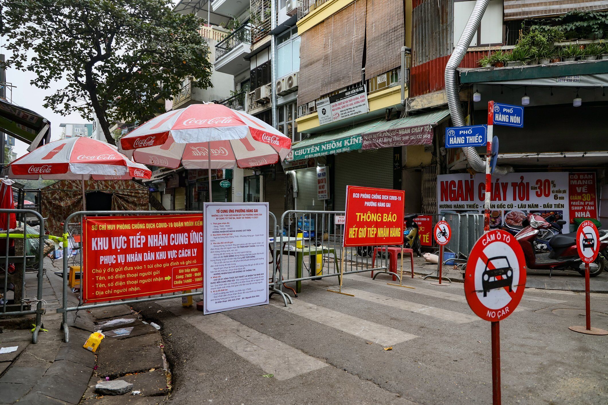 Kết quả r&agrave; so&aacute;t của 18 phường tr&ecirc;n địa b&agrave;n quận Ho&agrave;n Kiếm c&oacute; 3.925 hộ gia đ&igrave;nh (10,5%) đủ điều kiện điều trị F0 triệu chứng nhẹ, F0 kh&ocirc;ng triệu chứng v&agrave; c&aacute;ch ly F1 tại nh&agrave;. UBND quận đ&atilde; chỉ đạo c&aacute;c phường đưa c&aacute;c Trạm y tế lưu động v&agrave;o vận h&agrave;nh để quản l&yacute;, điều trị c&aacute;c ca F0 thể nhẹ, F0 kh&ocirc;ng triệu chứng với những trường hợp kh&ocirc;ng đủ điều kiện điều trị tại nh&agrave;.