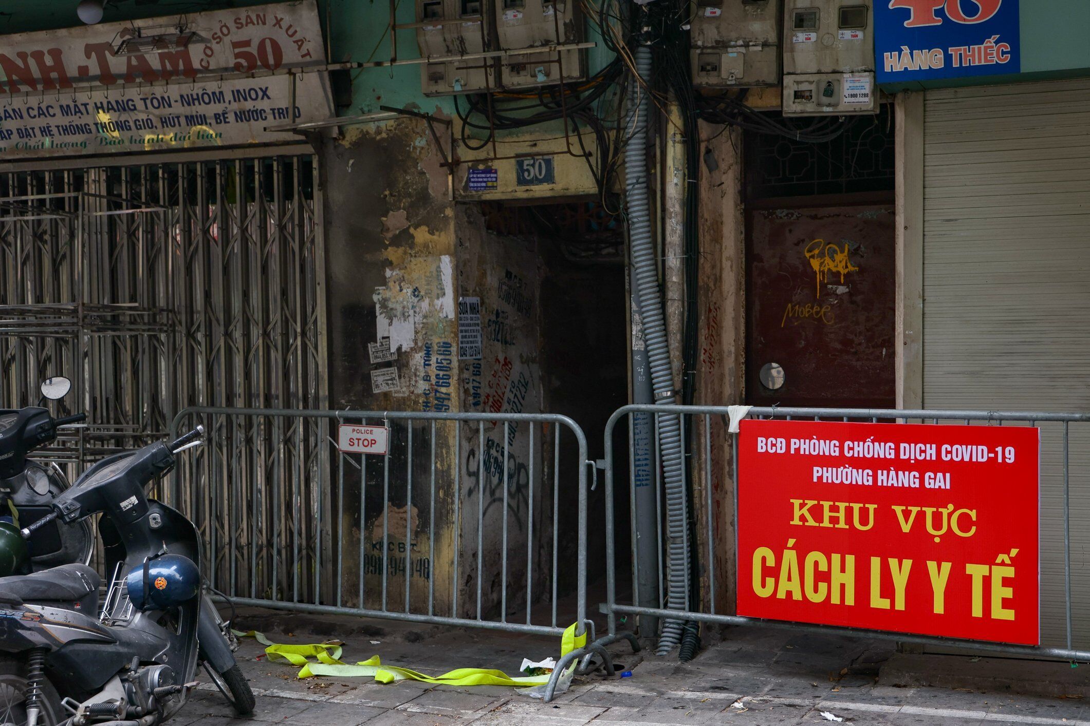 Tại quận Ho&agrave;n Kiếm, kể từ khi được th&agrave;nh phố cho ph&eacute;p, địa phương đ&atilde; c&aacute;ch ly, điều trị F1, F0 thể nhẹ tại nh&agrave; nếu đủ điều kiện theo quy định. Ở phường H&agrave;ng Gai, hiện tại, to&agrave;n bộ phố H&agrave;ng Thiếc bị c&aacute;ch ly y tế từ ng&agrave;y 1/12.