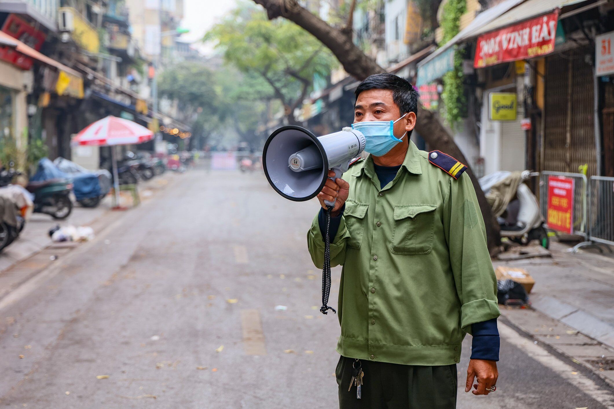 B&ecirc;n cạnh đ&oacute;, Tổ ph&ograve;ng chống dịch COVID-19 cộng đồng của phường được huy động tối đa nh&acirc;n sự chốt trực ở c&aacute;c lối ra/v&agrave;o điểm c&aacute;ch ly, gi&uacute;p vận chuyển đồ thiết yếu đến c&aacute;c hộ gia đ&igrave;nh b&ecirc;n trong khu vực c&aacute;ch ly. Việc n&agrave;y khiến chị M. v&agrave; người d&acirc;n trong khu c&aacute;ch ly rất an t&acirc;m.