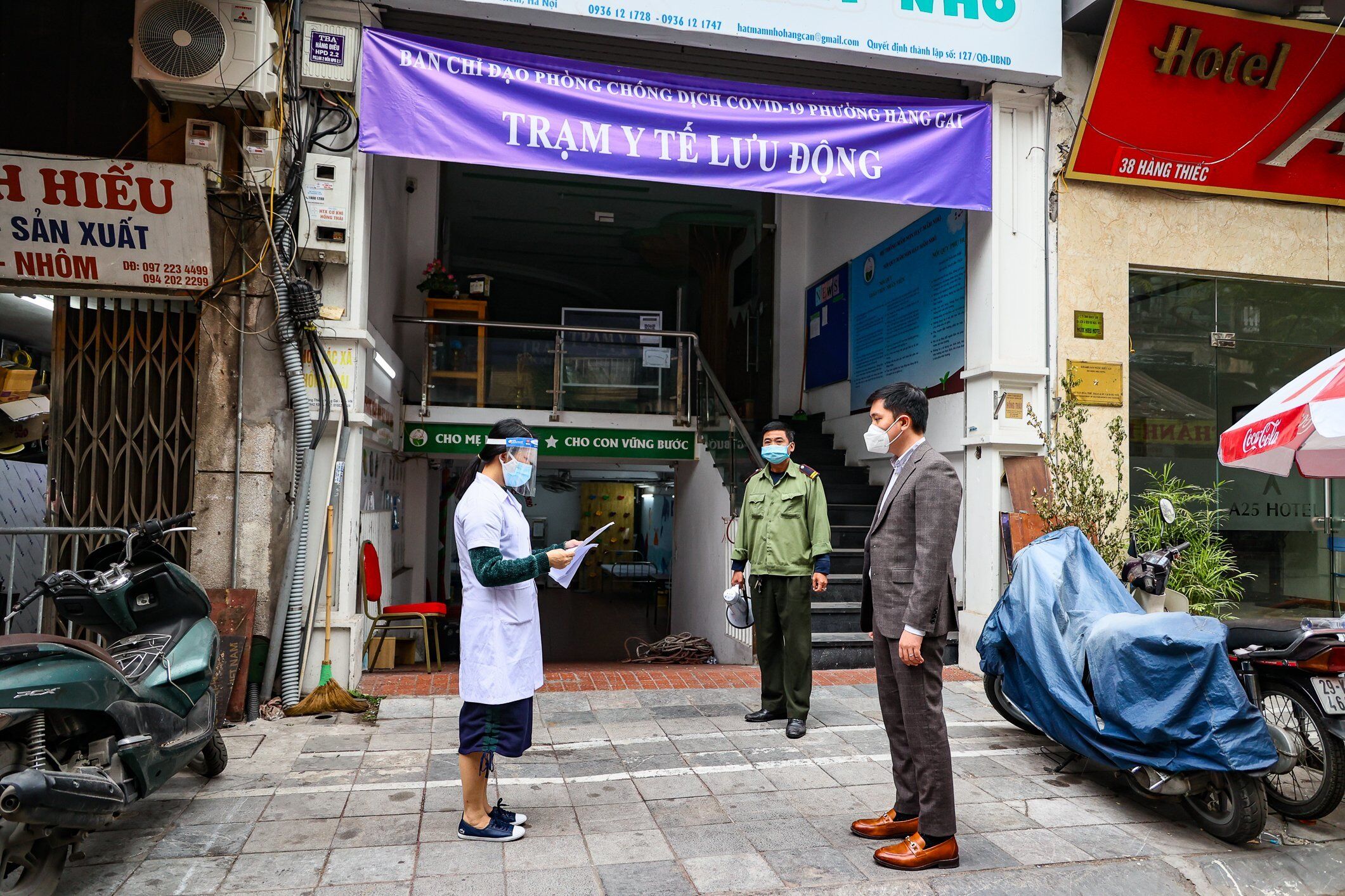 Theo &ocirc;ng Nguyễn Mạnh Linh, Chủ tịch UBND phường H&agrave;ng Gai, c&ugrave;ng với c&aacute;c biện ph&aacute;p ph&ograve;ng chống dịch được triển khai, Ban chỉ đạo ph&ograve;ng chống dịch của phường cũng bảo đảm c&aacute;c phương &aacute;n chăm lo đời sống đầy đủ cho c&aacute;c hộ gia đ&igrave;nh c&aacute;ch ly, điều trị tại nh&agrave;, kh&ocirc;ng để trường hợp n&agrave;o thiếu đ&oacute;i.