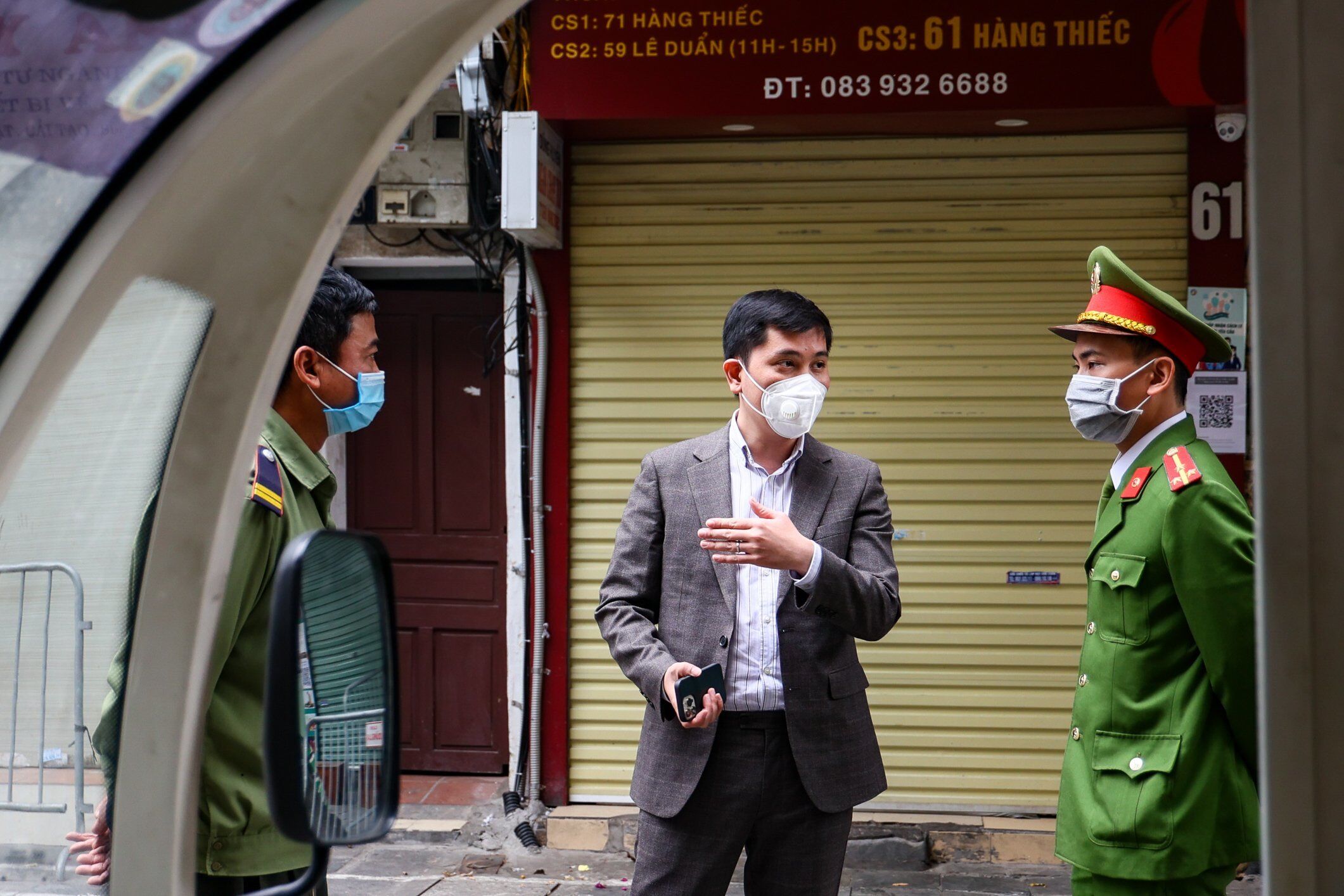 &Ocirc;ng Linh cho rằng, điều trị F0 kh&ocirc;ng triệu chứng v&agrave; triệu chứng nhẹ tại nh&agrave;, nơi cư tr&uacute; đang được xem l&agrave; m&ocirc; h&igrave;nh điều trị ph&ugrave; hợp khi tỉ lệ bao phủ vaccine ph&ograve;ng COVID-19 đạt mức cao. Hướng điều trị n&agrave;y kh&ocirc;ng chỉ gi&uacute;p giảm &aacute;p lực cho c&aacute;c cơ sở điều trị COVID-19, tạo thuận lợi cho c&aacute;c gia đ&igrave;nh m&agrave; c&ograve;n được xem l&agrave; h&igrave;nh thức phổ biến khi chuyển sang trạng th&aacute;i b&igrave;nh thường mới, th&iacute;ch ứng an to&agrave;n ph&ograve;ng, chống dịch COVID-19.