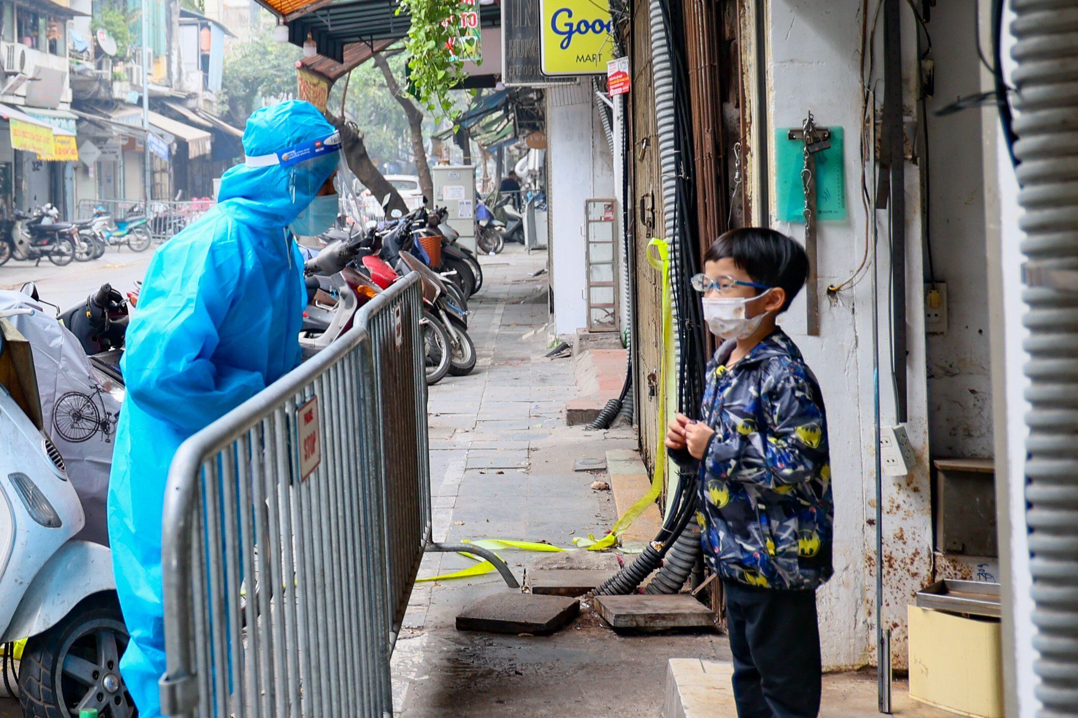 C&aacute;n bộ y tế hỏi thăm trường hợp F0 nhỏ tuổi, đang được c&aacute;ch ly, điều trị y tế tại nh&agrave;.