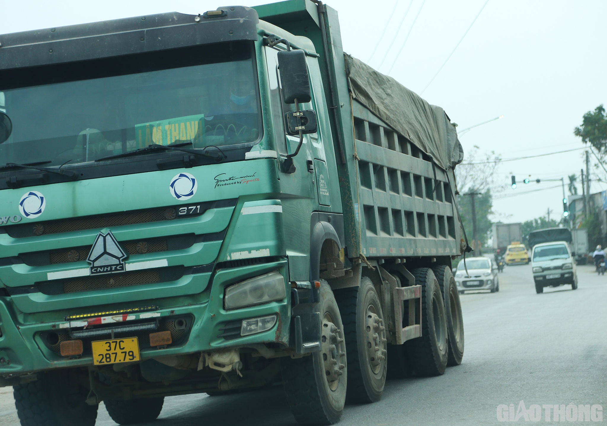 Chiều ng&agrave;y 17/12, PV theo ch&acirc;n xe BKS 37C - 299.21 được biết đất được lấy ở khu vực cầu Khe Qu&aacute;nh (Km 438+520, QL1, thuộc x&atilde; Nghi Y&ecirc;n, huyện Nghi Lộc) đi v&agrave;o gần Cơ sở cai nghiện ma tuy bắt buộc số II. &Ocirc;ng Đậu Xu&acirc;n Lu&acirc;n - Chủ tịch UBND x&atilde; Nghi Y&ecirc;n cho biết: Ở khu vực n&agrave;y c&oacute; 2 mỏ kho&aacute;ng sản: 1 mỏ quặng của C&ocirc;ng ty H&agrave; Th&agrave;nh, 1 mỏ đ&aacute; của C&ocirc;ng ty H&ograve;a Hiệp. Cả 2 mỏ đều được UBND tỉnh c&oacute; văn bản tận thu đất trong qu&aacute; tr&igrave;nh khai th&aacute;c.