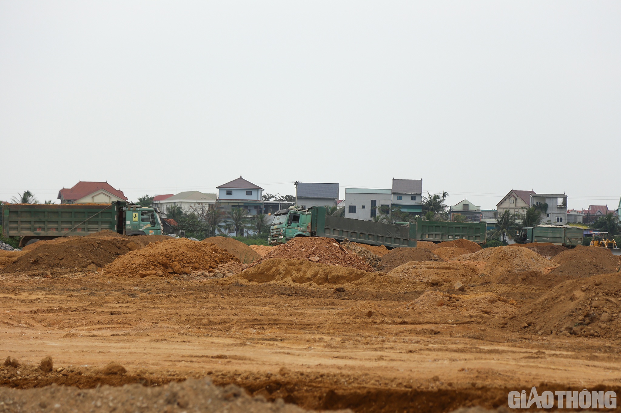 Theo quan s&aacute;t, c&aacute;c xe đất n&agrave;y chở đổ cho Dự &aacute;n khu nh&agrave; ở v&agrave; dịch vụ thương mại Diễn Ngọc, thuộc x&atilde; Diễn Ngọc, huyện Diễn Ch&acirc;u (Nghệ An) do C&ocirc;ng ty TNHH Hải V&acirc;n l&agrave;m chủ đầu tư.