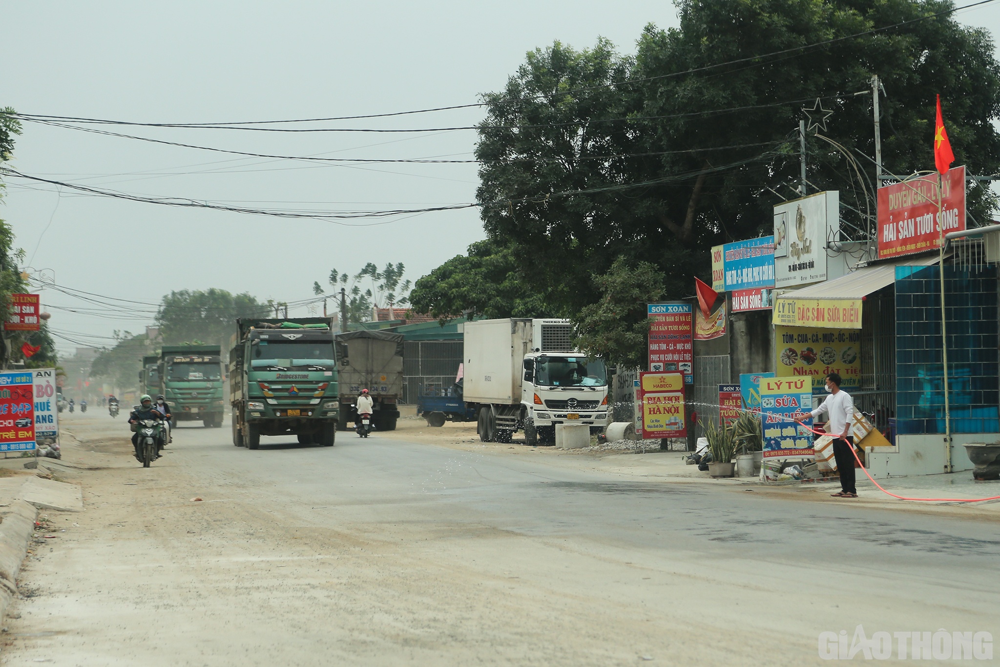 &ldquo;Đ&acirc;y l&agrave; tuyến đường li&ecirc;n x&atilde;, lưu lượng người v&agrave; phương tiện rất lớn. Kh&ocirc;ng hiểu sao ch&iacute;nh quyền v&agrave; lực lượng chức năng vẫn cho ph&eacute;p c&aacute;c loại xe 3 - 4 ch&acirc;n hoạt động. Thực trạng n&agrave;y vừa g&acirc;y &ocirc; nhiễm m&ocirc;i trường, tiềm ẩn nhiều nguy cơ TNGT, vừa l&agrave;m hư hỏng tuyến đường&rdquo;, anh Q. n&oacute;i.