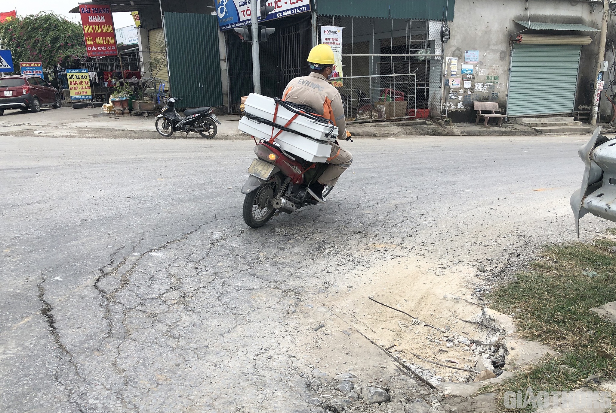 Cũng theo người d&acirc;n nơi đ&acirc;y, t&igrave;nh trạng xe tải trọng lớn, cơi th&ugrave;ng hoạt động rầm rộ đ&atilde; l&agrave;m điểm tiếp gi&aacute;p giữa QL1 với tuyến đường li&ecirc;n x&atilde; đ&atilde; bị hư hỏng, sụt l&uacute;n; r&atilde;nh tho&aacute;t nước dọc QL1 bị hư hỏng.
