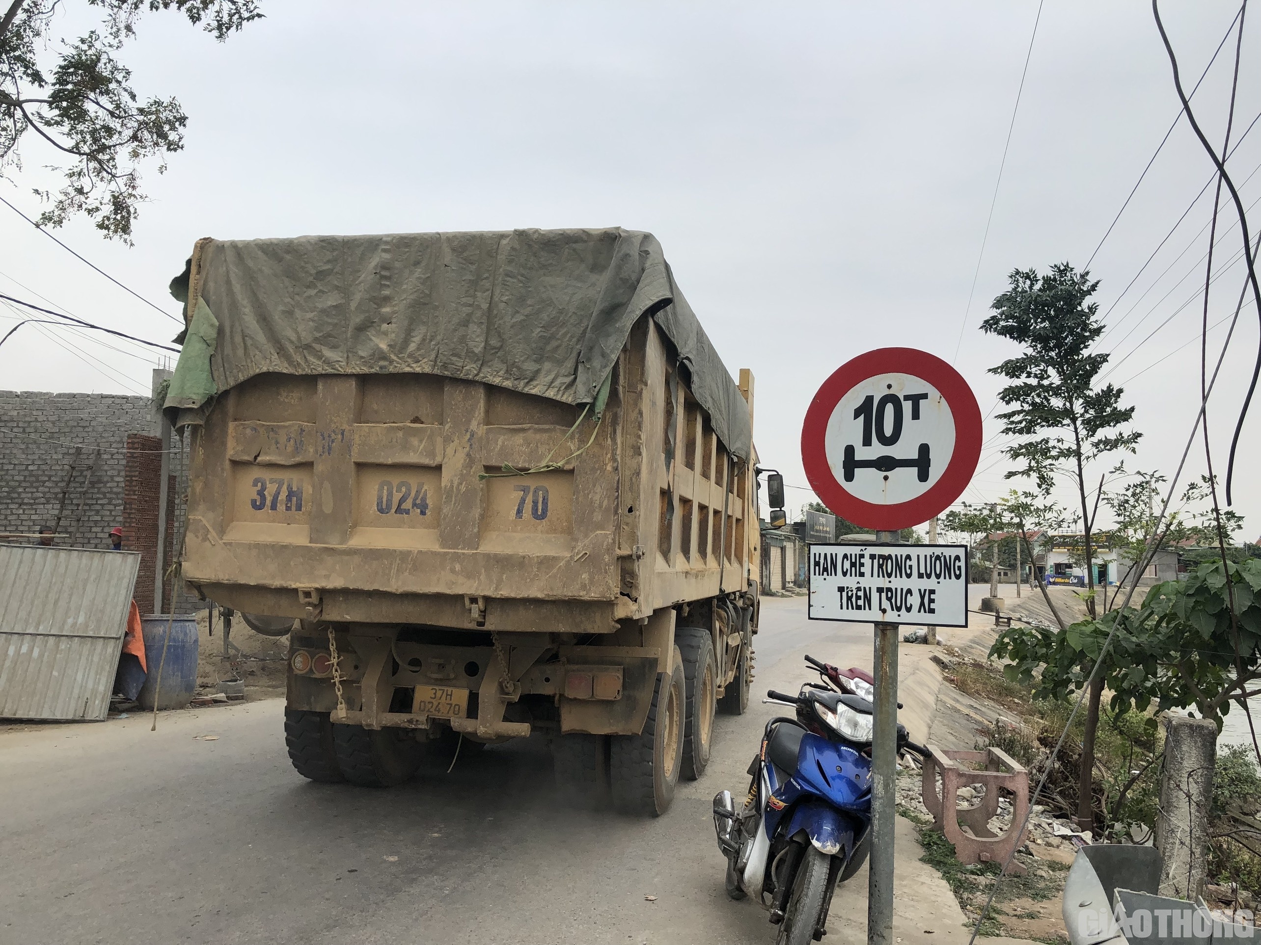 Đặc biệt, ngay tại đầu tuyến đường li&ecirc;n x&atilde;, ng&agrave;nh chức năng đ&atilde; cắm biển hạn chế tải trọng trục l&agrave; 10 tấn.