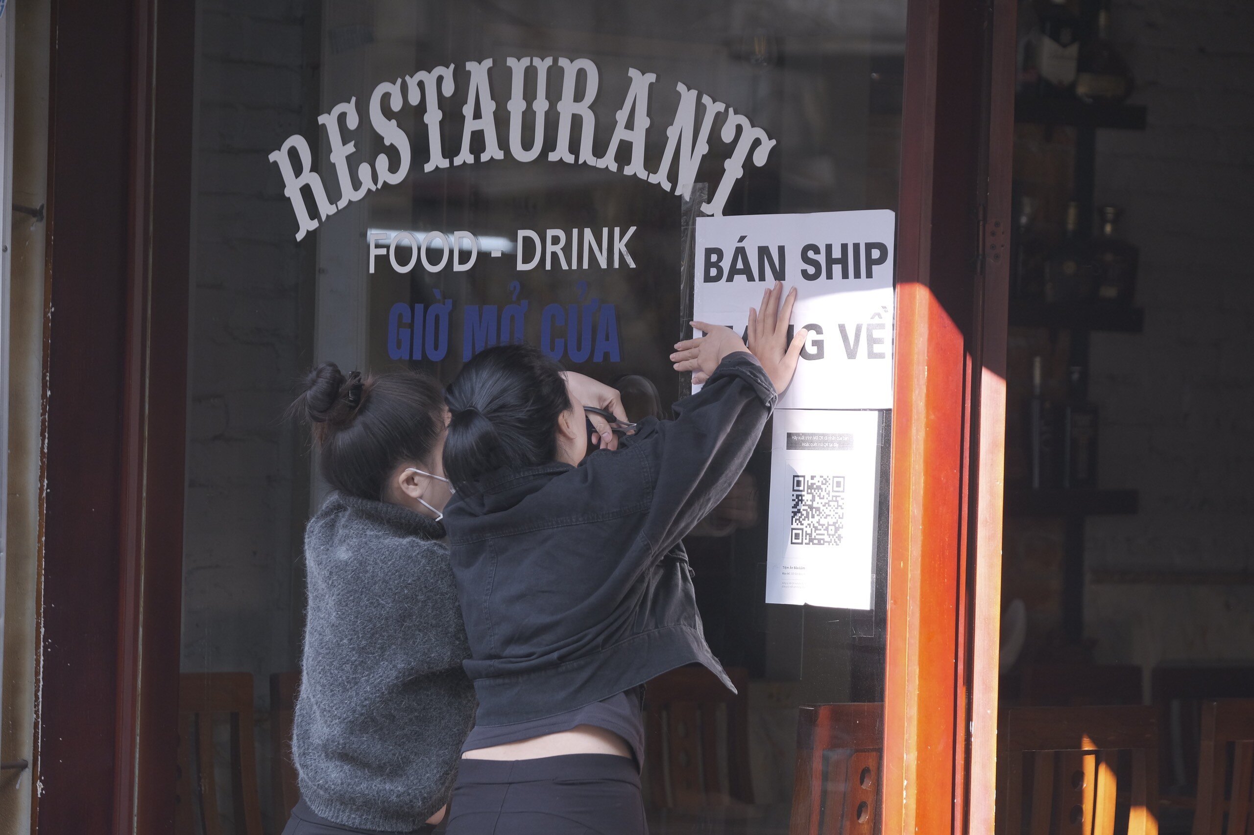 Trước diễn biến dịch Covid-19 phức tạp, quận Hai B&agrave; Trưng v&agrave; 5 phường của quận Ho&agrave;n Kiếm (Cửa Đ&ocirc;ng, Đồng Xu&acirc;n, H&agrave;ng Bạc, H&agrave;ng Đ&agrave;o, H&agrave;ng Gai) quyết định dừng c&aacute;c hoạt động kh&ocirc;ng thiết yếu, c&aacute;c cơ sở kinh doanh dịch vụ ăn uống chỉ b&aacute;n mang về từ 12h trưa nay (19/12).