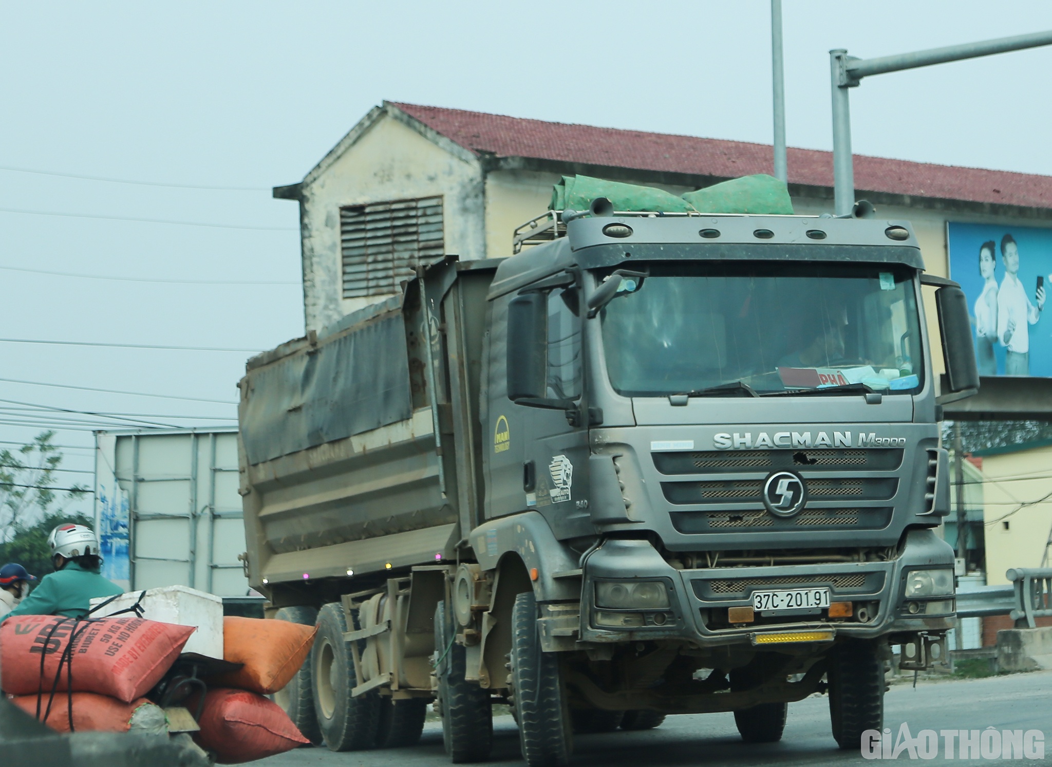 Trong 2 ng&agrave;y c&oacute; mặt tại đ&acirc;y, PV nhận thấy: C&aacute;c xe n&agrave;y ngang nhi&ecirc;n hoạt động rầm rộ giữa ban ng&agrave;y với qu&atilde;ng đường d&agrave;i hơn 15km tr&ecirc;n QL1 (từ cầu Khe Qu&aacute;nh, Km 438+520 đến cầu Diễn Thủy, Km 421+750,QL1) v&agrave; tr&ecirc;n đường v&agrave;o trung t&acirc;m x&atilde; Diễn Ngọc nhưng kh&ocirc;ng thấy lực lượng chức năng n&agrave;o kiểm tra, xử l&yacute;.