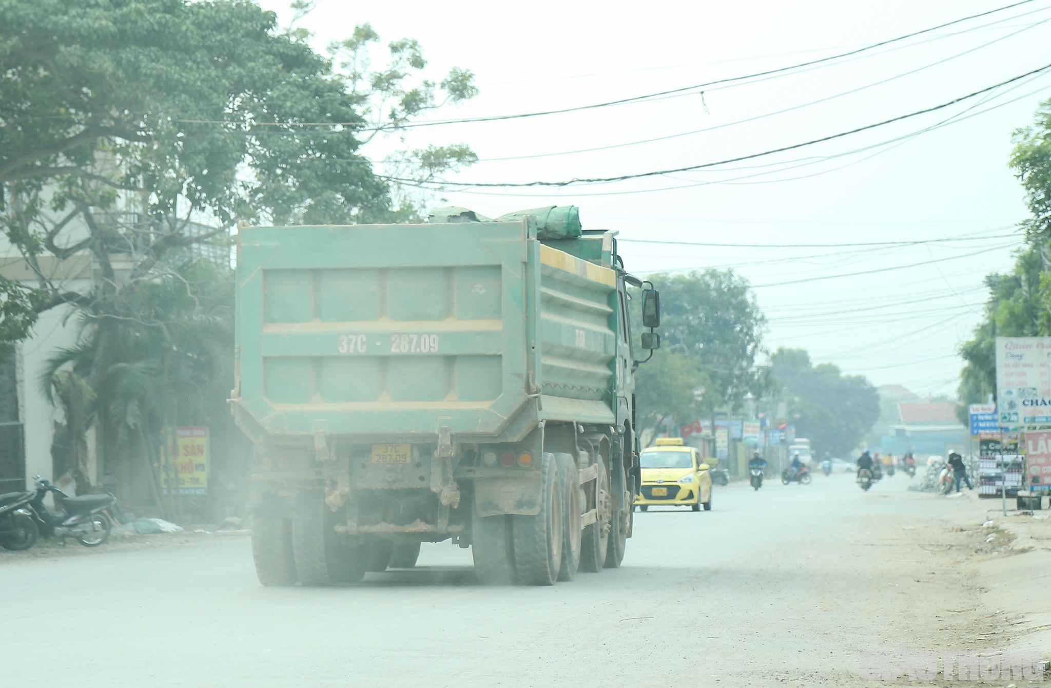 Anh Q. sống ở gần khu vực n&agrave;y cho biết, t&igrave;nh trạng xe trọng tải lớn chở đất đ&atilde; diễn ra một thời gian kh&aacute; d&agrave;i.